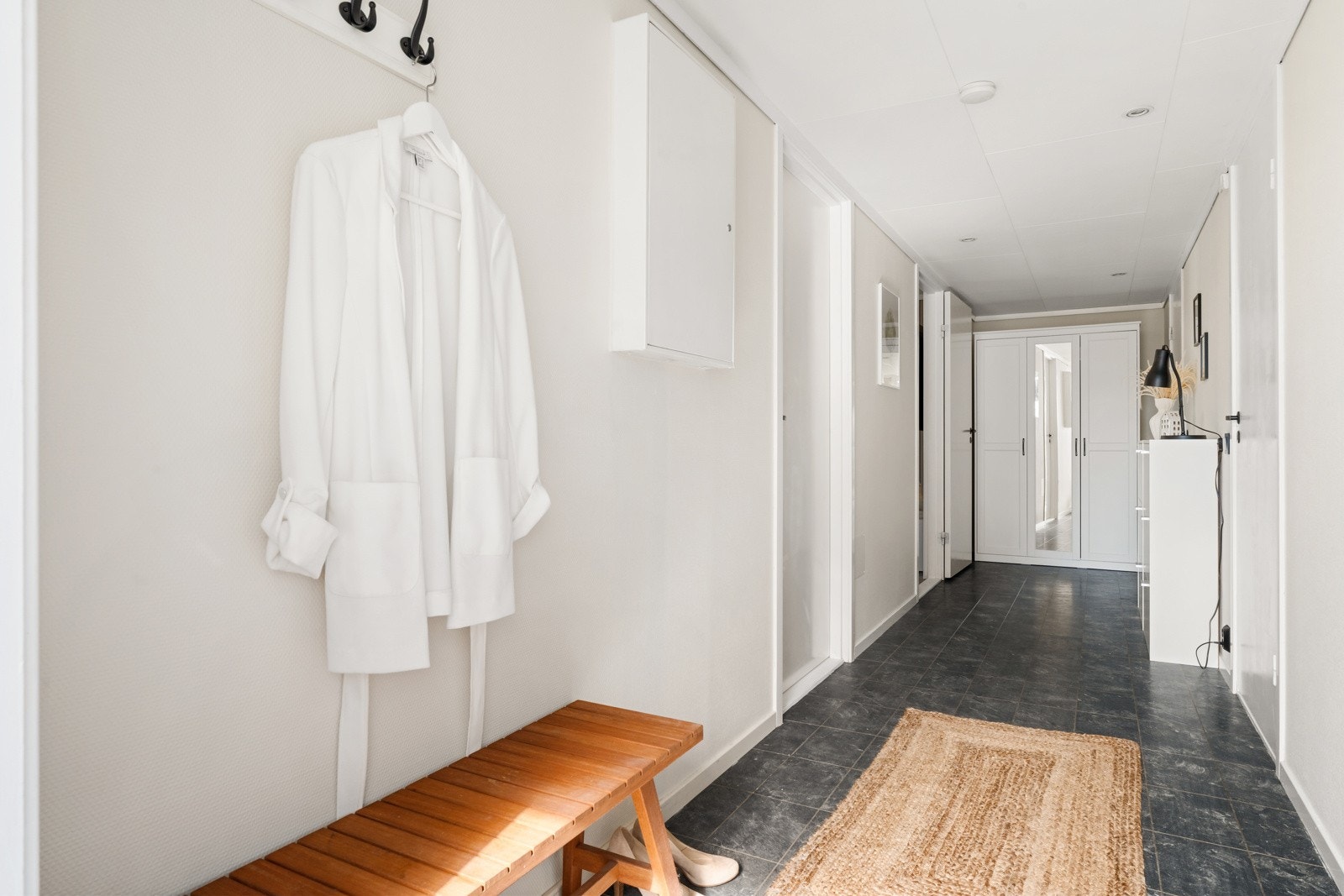 - Gangen har en praktisk utforming med plass til både oppheng og oppbevaring. Overflatene er holdt i lyse farger, og det er lagt gulv med god slitestyrke - Galleribilde