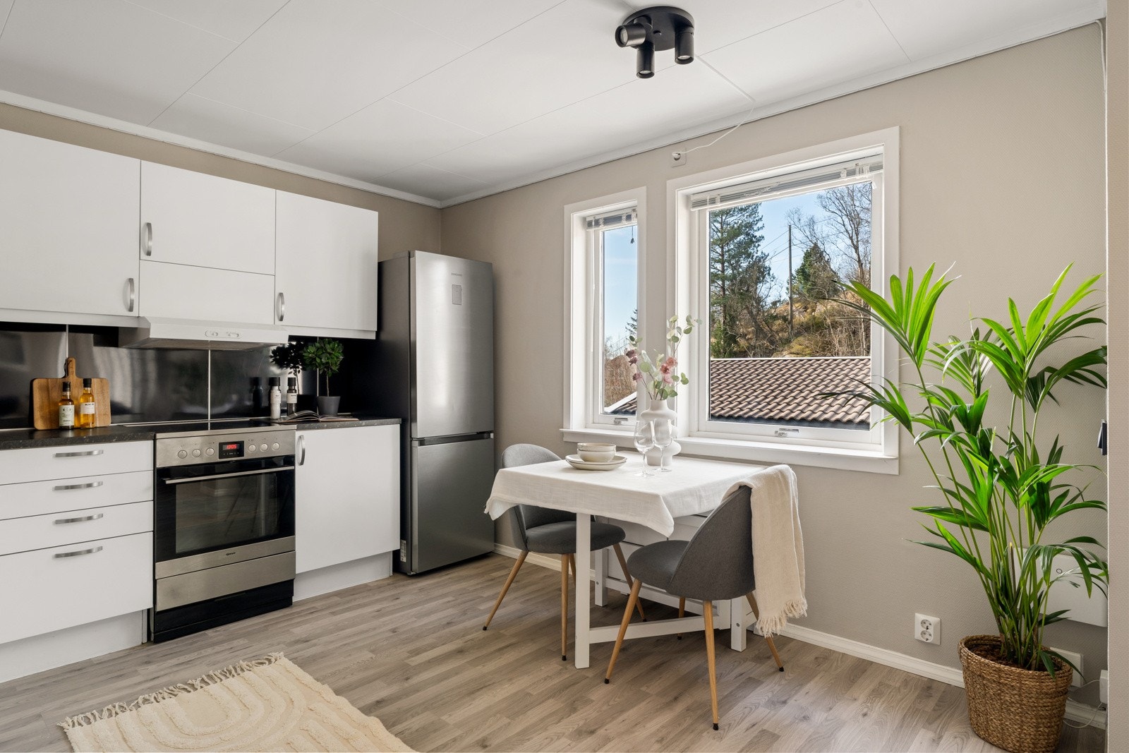 - Det er installert kitchen board mellom benkeplate og overskap for enklere vedlikehold - Galleribilde