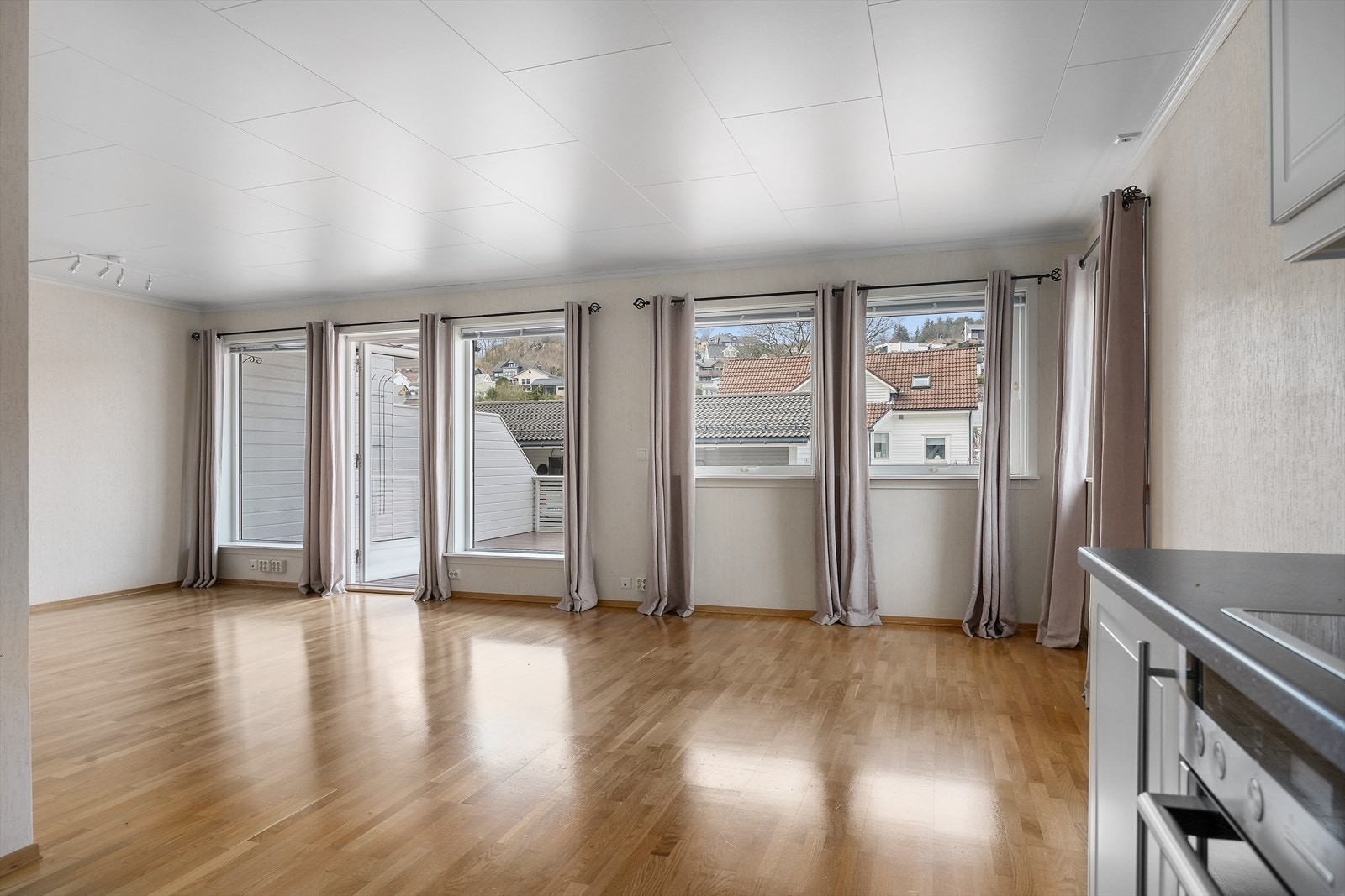 Stue med plass til sofagruppe, sittegruppe og spiseplass. Galleribilde