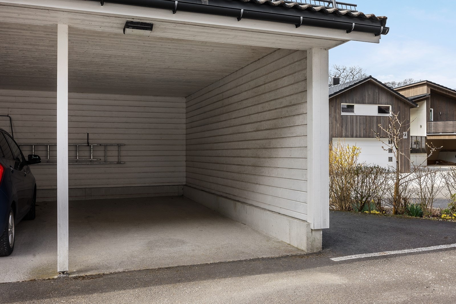 Parkering i carport Galleribilde