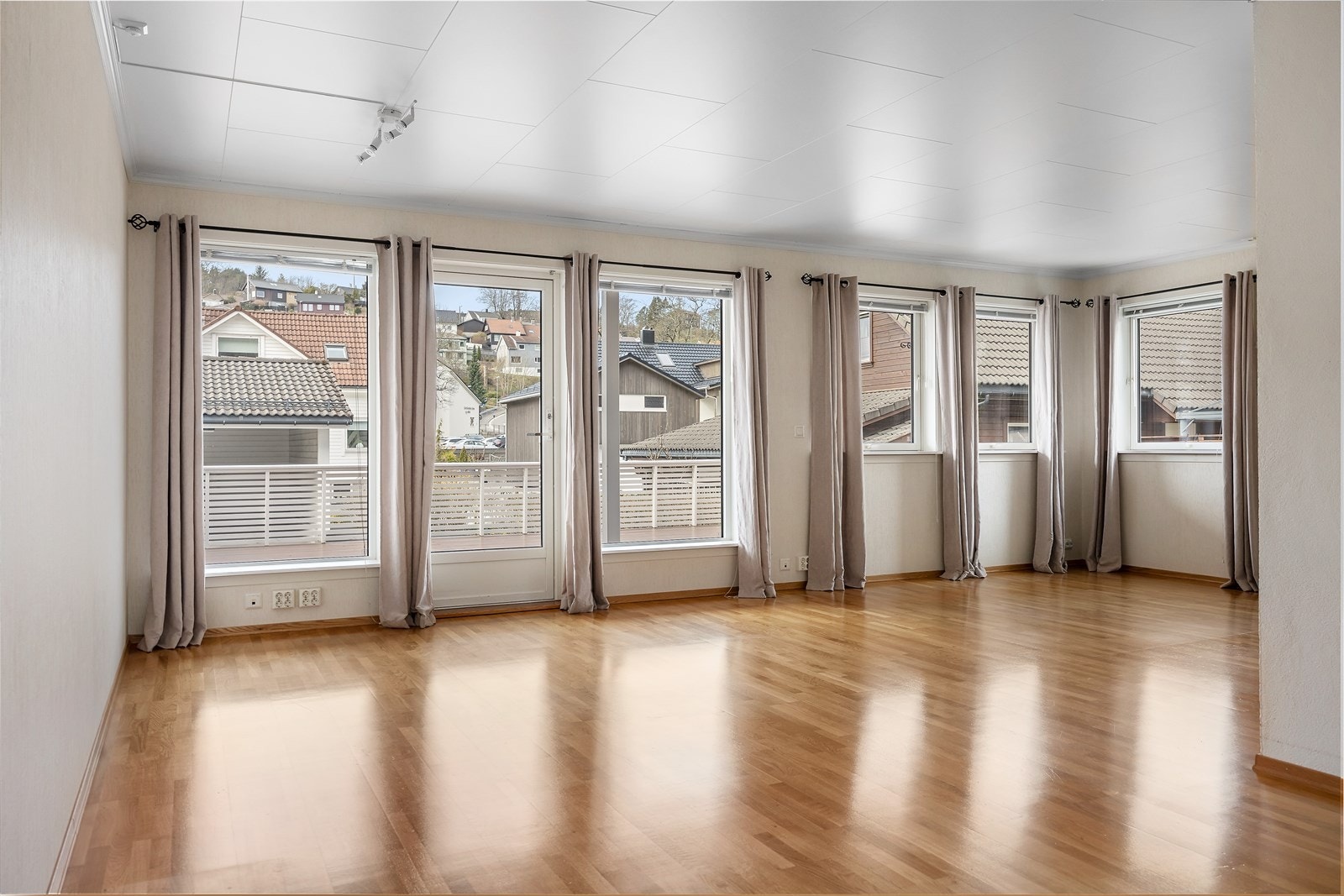 Stue av god størrelse, godt med vindusflater. Galleribilde