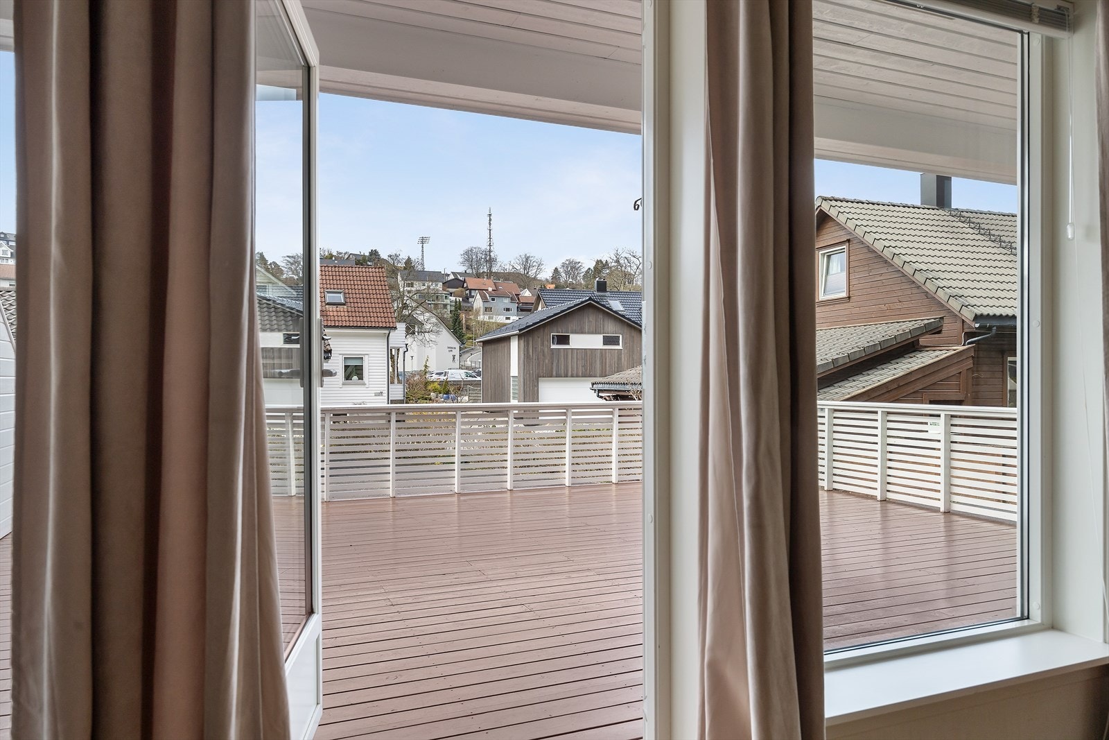Utgang til balkong fra stue. Galleribilde