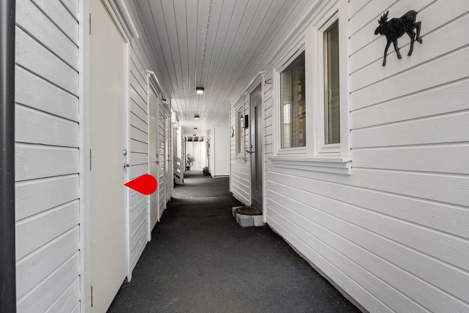 Inngangsparti og inngang til utvendig bod. Galleribilde
