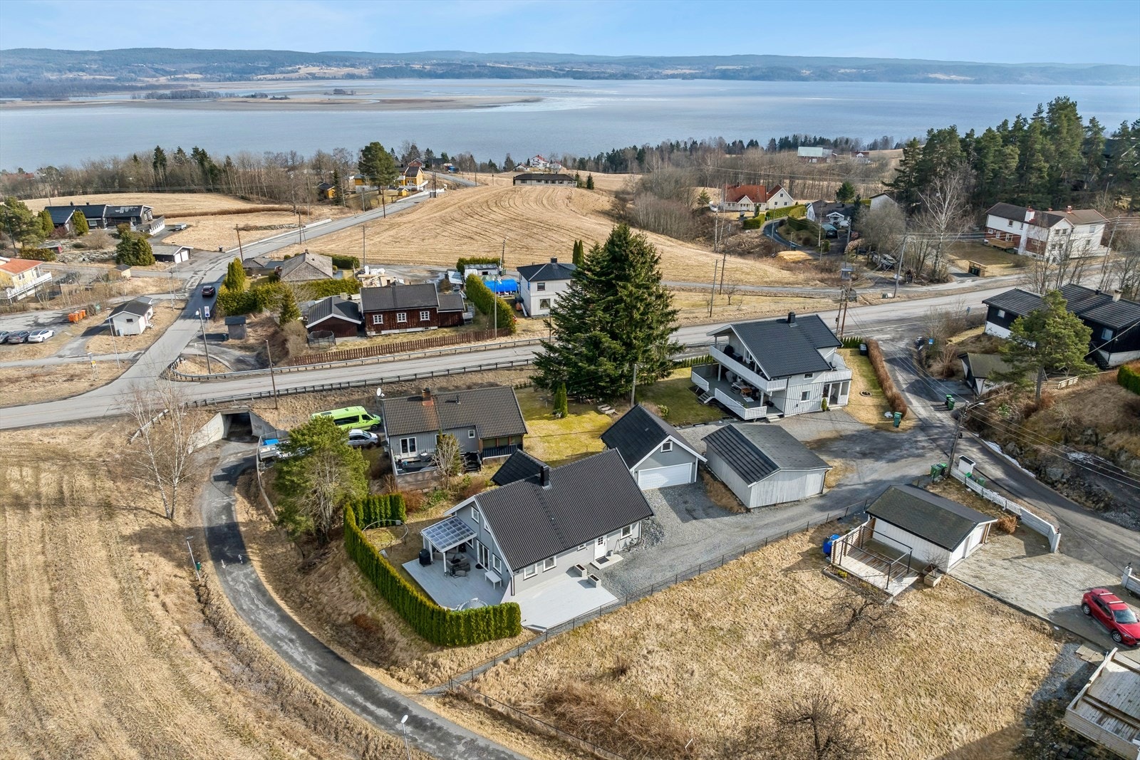 Tomten er beliggende i et rolig om barnevennlig område i Rælingen. Galleribilde