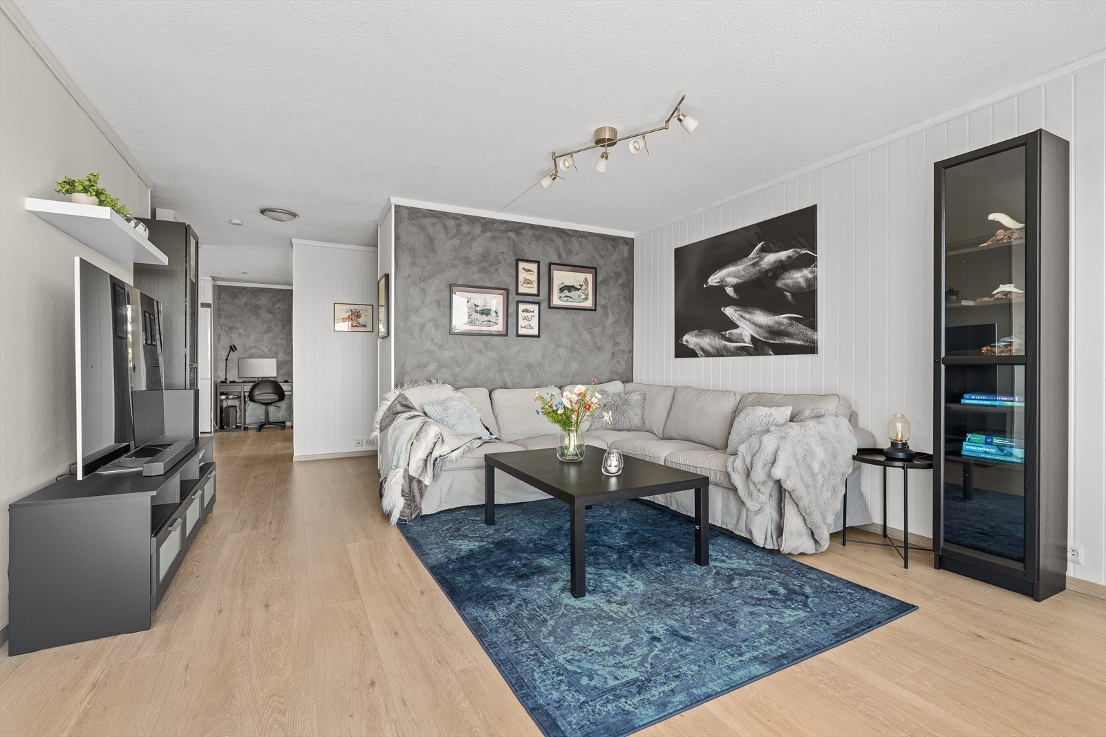 Leiligheten er inndelt i helt naturlige soner, som gjør den enkel å innrede. Legg merke til sofa- og tv-sonen som gjør at du kan møblere med en hjørnesofa, eller to enkle sofaer med tilhørende stoler. Her er mulighetene mange. Galleribilde