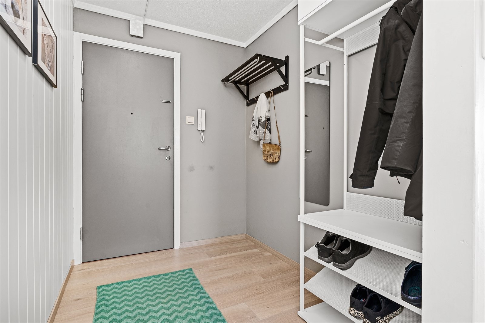 I entreen er det god plass til å henge fra deg vårjakken og sette fra deg ytterskoene. Callinganlegg gjør det enkelt å slippe venner og familie inn i blokka og trapp tar deg opp og hjem til riktig etasje. Like utenfor døren her er det en tilhørende bod. Galleribilde