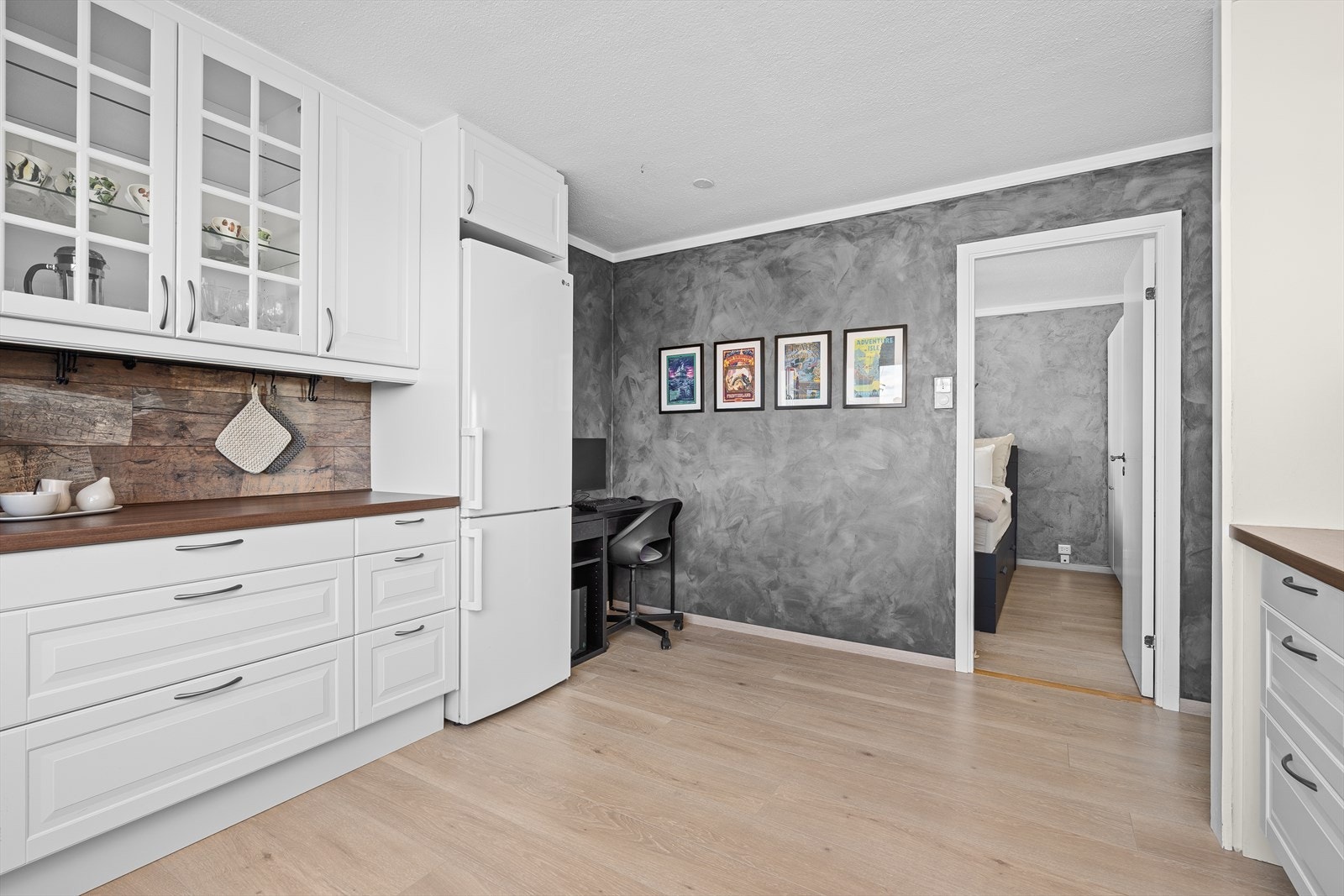 Videre inn finner du leilighetens hovedsoverom og soverom nr 2. Galleribilde