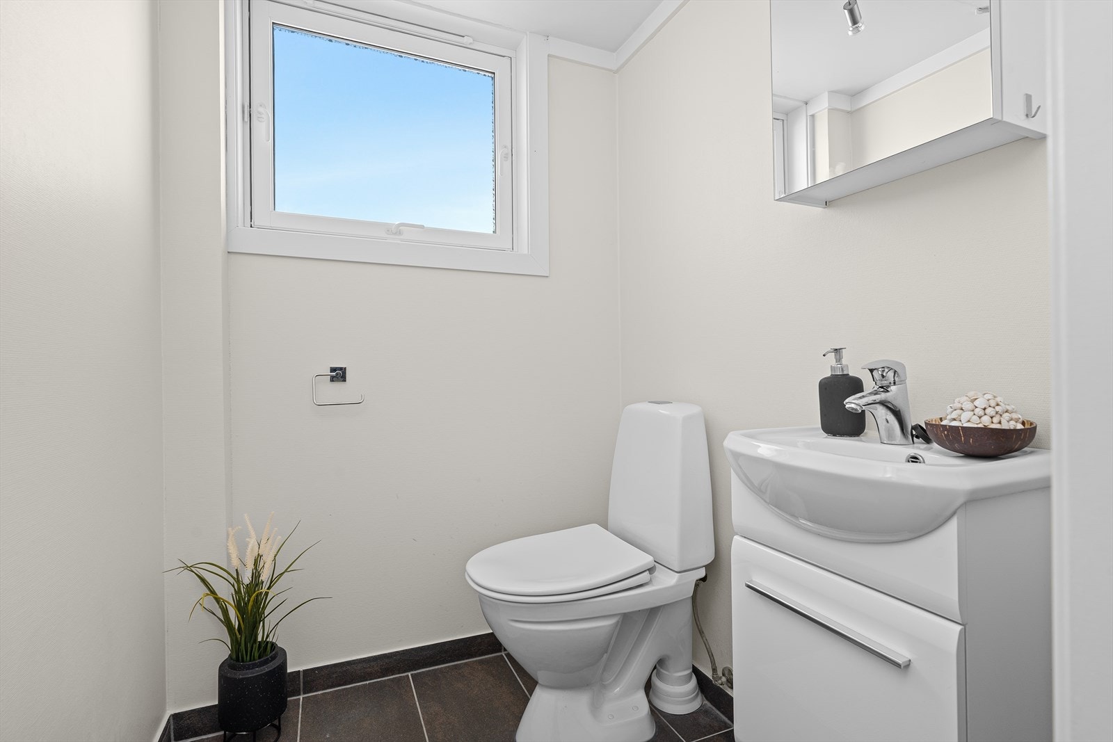 Toalettrommet er lyst og trivelig, innredet med et toalett, baderomsinnredning med vask og speilskap over. Badet ble pusset opp av tidligere eier, i ca 2014 hvor det da også ble lagt varmekabler i gulvet. Galleribilde