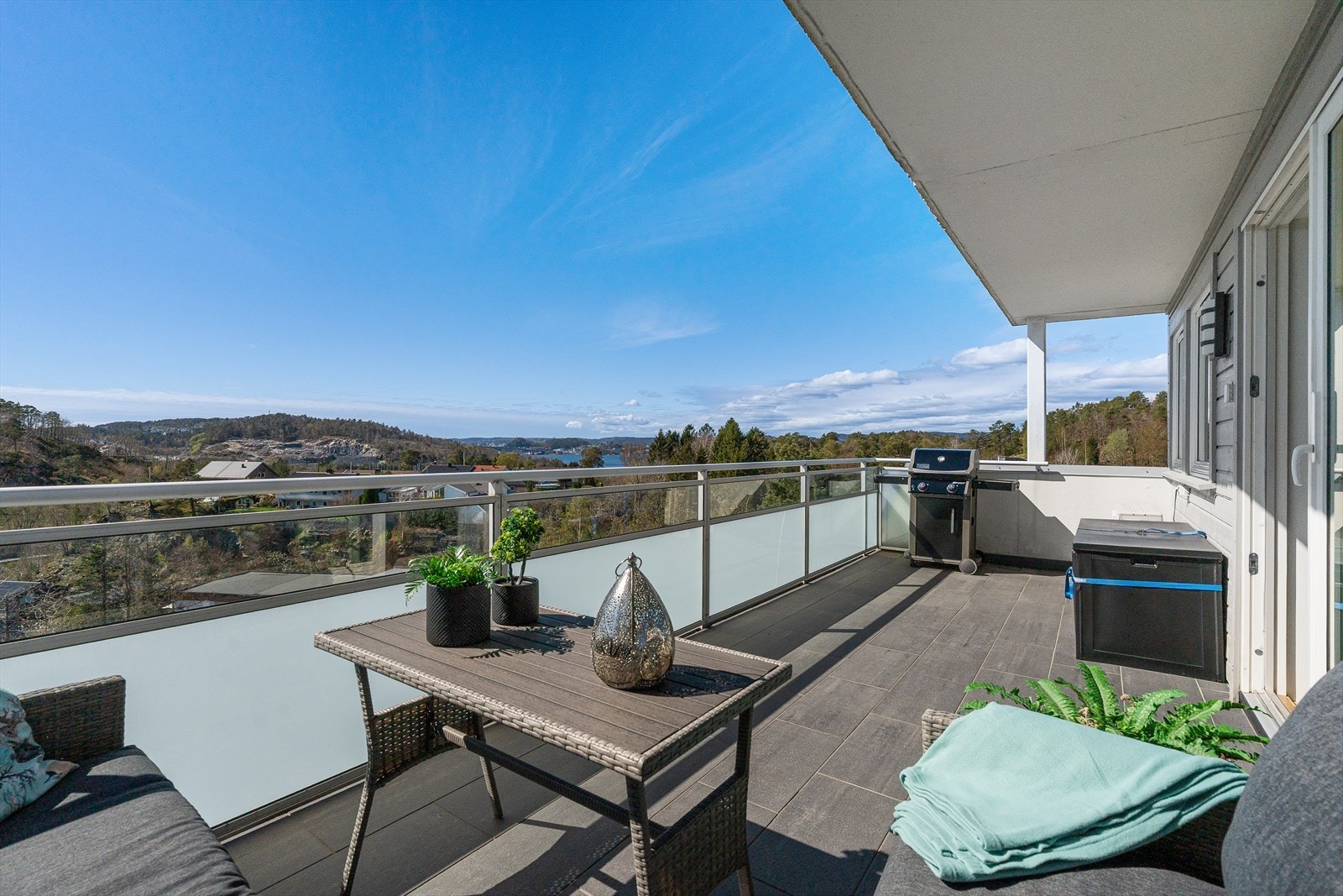 Velkommen til en flott topp- og endeleilighet med nydelig utsikt og de beste solforhold! Leiligheten i Plommeveien 3D er presentert av Ina Andersen for Sørmegleren. Galleribilde