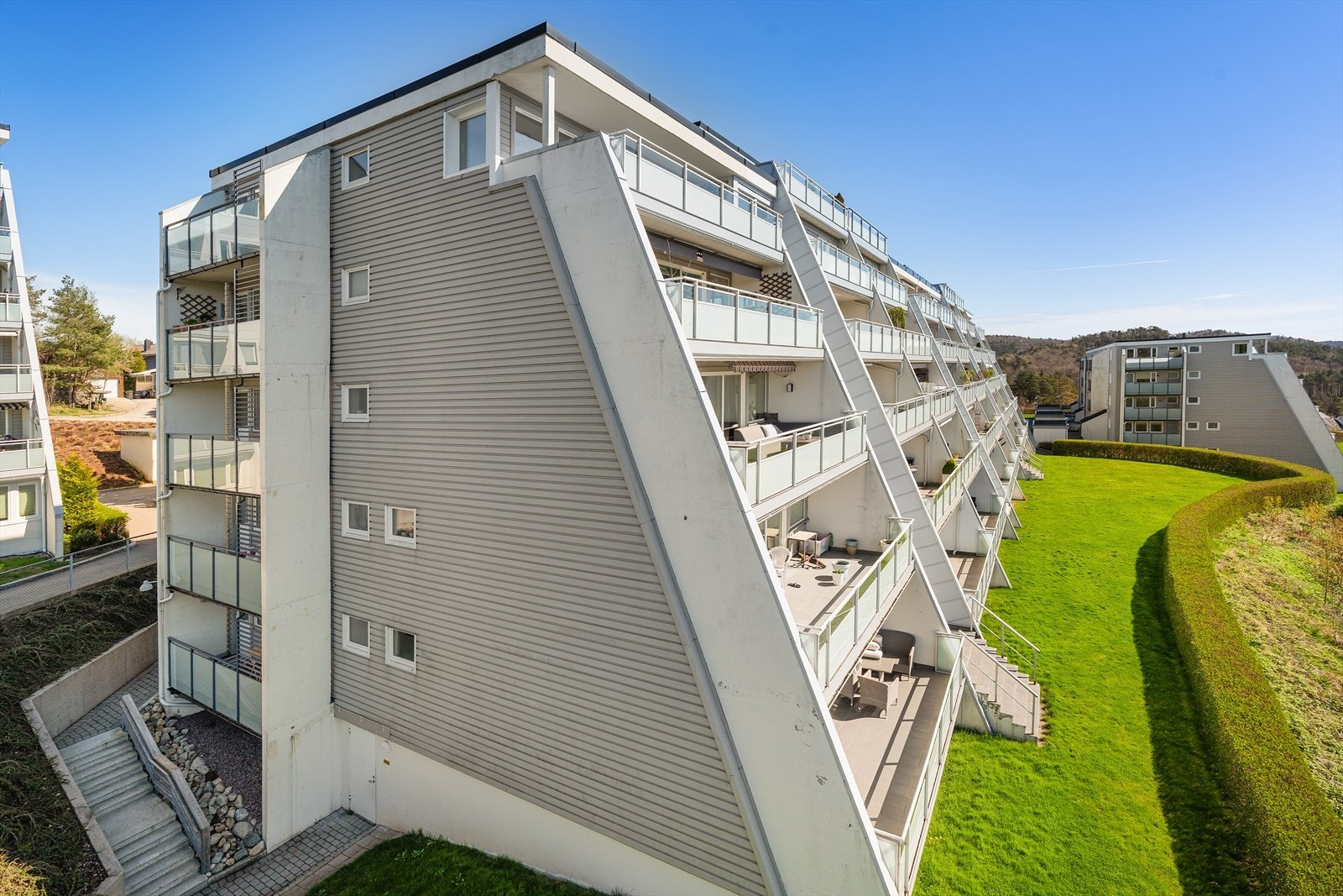 På fremsiden av borettslaget er det en større gressplen som er til alle beboeres bruk. Du finner forøvrig ellers en pent opparbeidet fellestomt. Fra leiligheten har du gangavstand til dagligvarebutikk, Hånes Torv, samt til kollektivtransport. Galleribilde