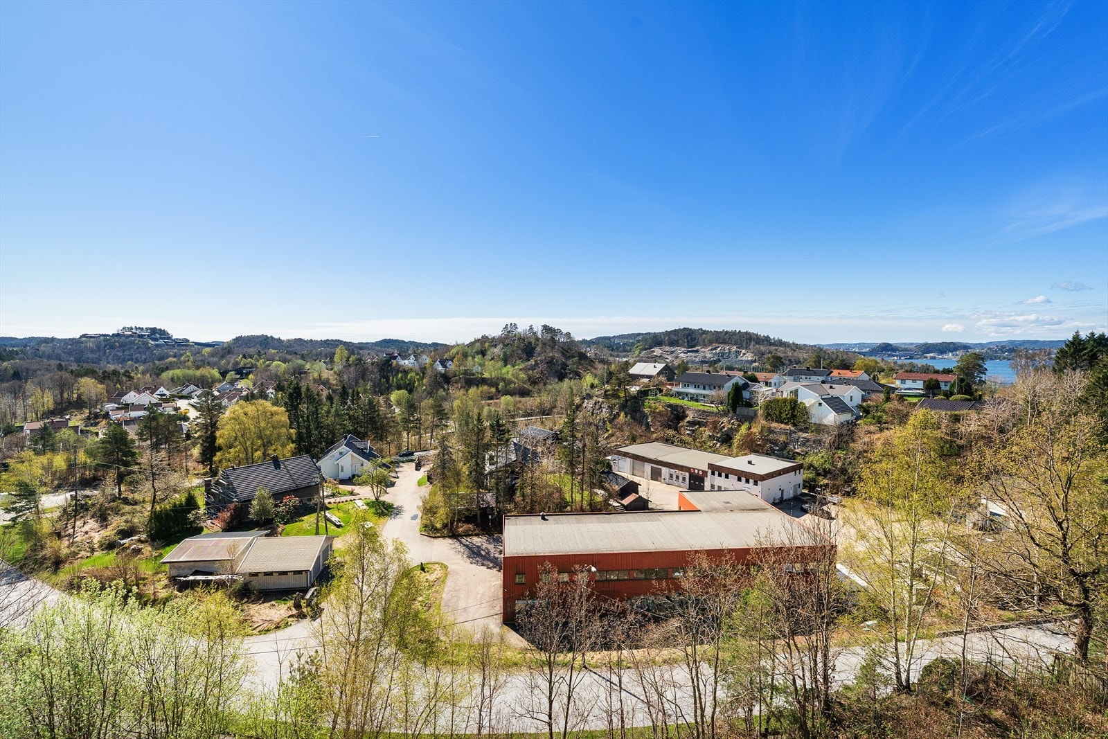 Fra leiligheten ser du mot Topdalsfjorden, Varodd broa og nærområdet på Hånes. Du kan også se bortover til det nye boligfeltet på Drangsvann om du vil. Galleribilde