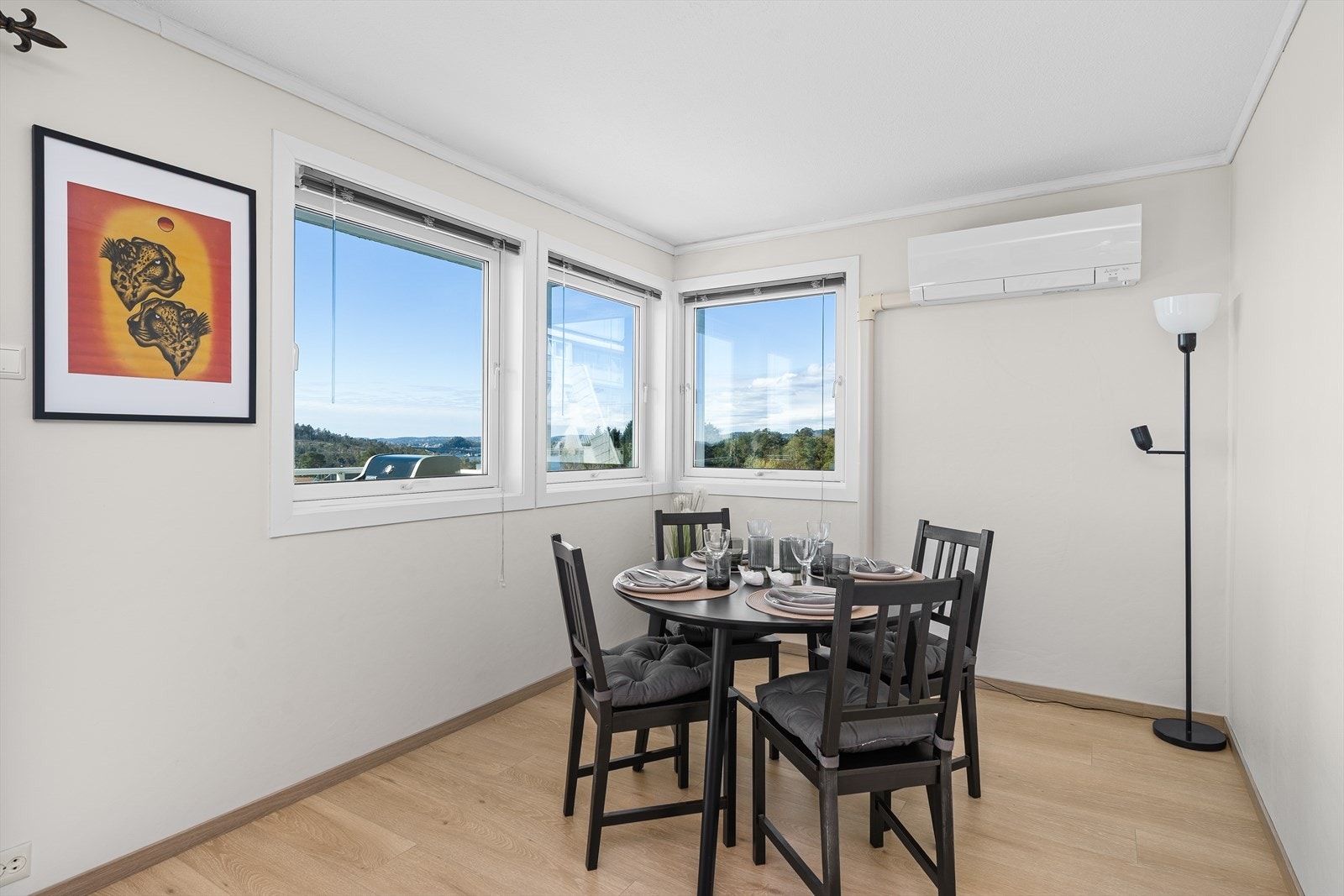 I spisestuen er det flere vindusflater som sørger for at du også herfra har en nydelig utsikt! Galleribilde
