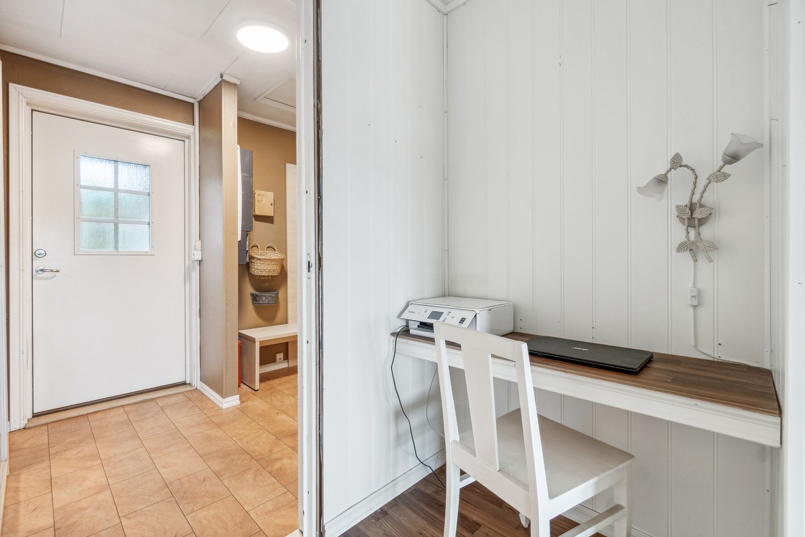 Ved entreen har du en liten mellomgang med plass for å for eksempel innrede med en kontorløsning. Galleribilde