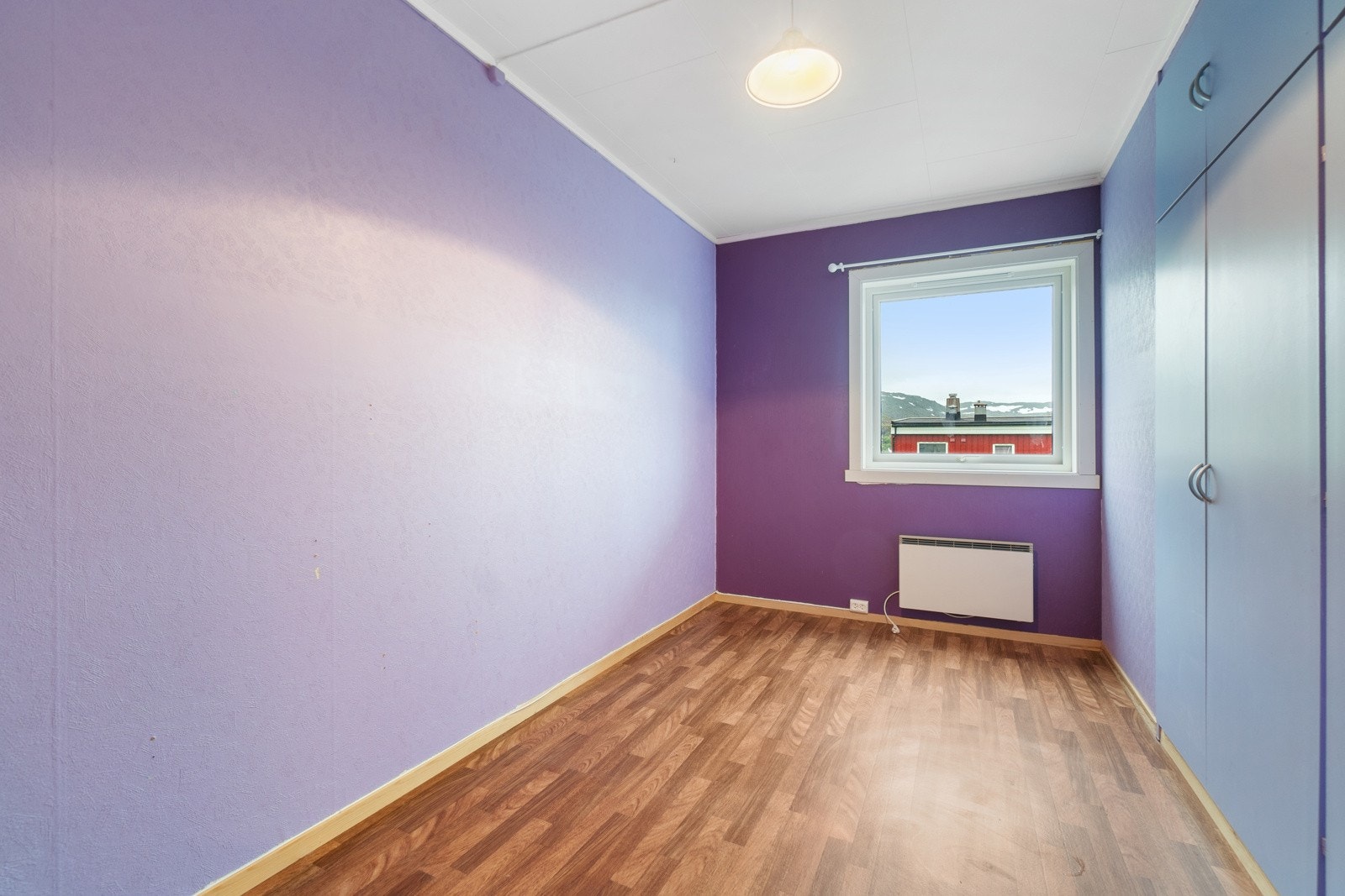 Boligens 2. soverom har et praktisk integrert garderobeskap. Galleribilde