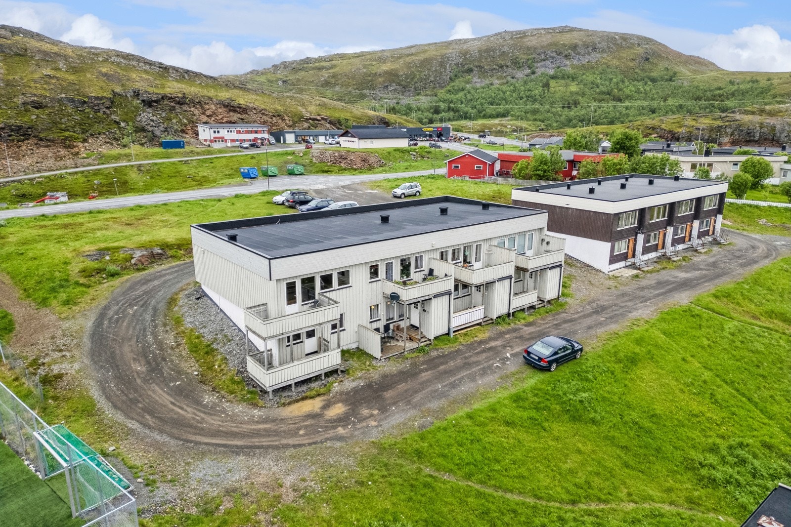Leiligheten har en sentral beliggenhet med nærhet til blant annet bussholdeplass, treningssenter, flotte turområder, Bunnpris og et rikt utvalg av butikker i Storsvingen. Galleribilde