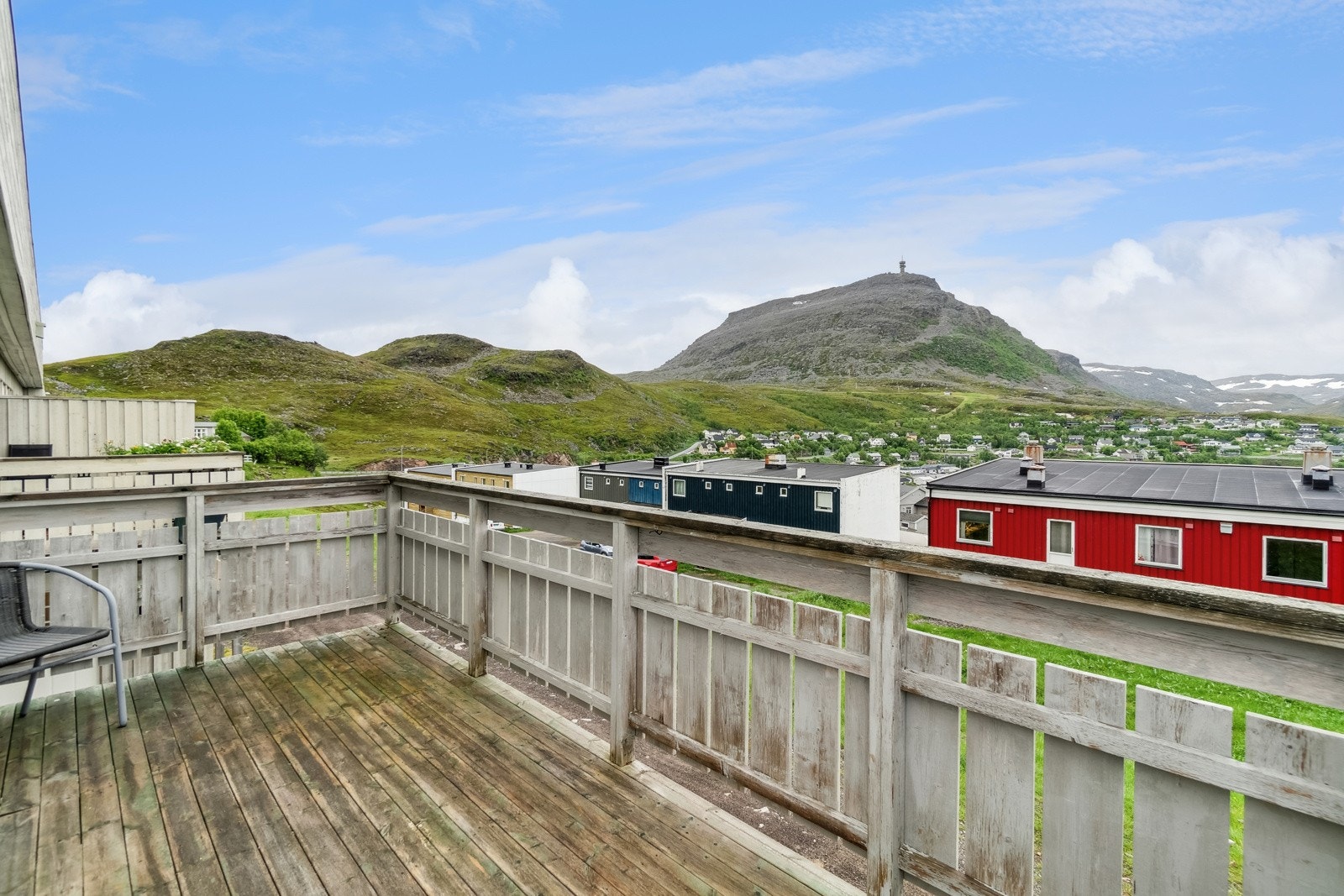 Fra leilighetens balkong får du en luftig utsikt. Galleribilde