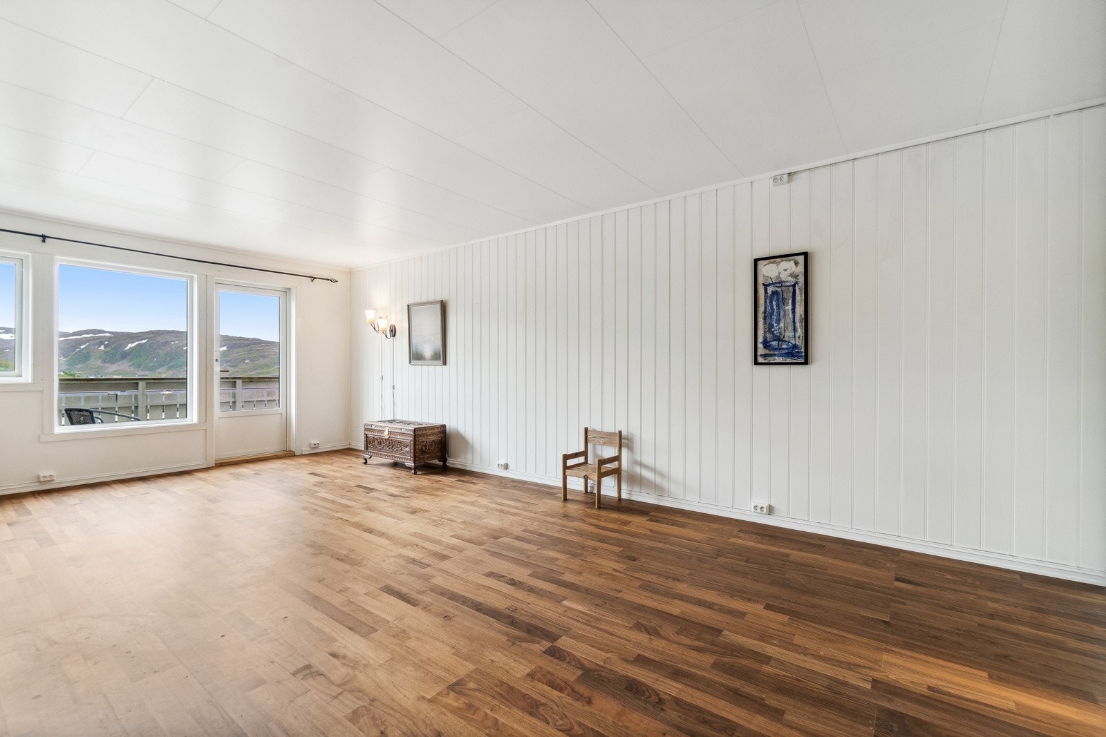Fra stuen har du adkomst til en av boligens to uteområder. Galleribilde