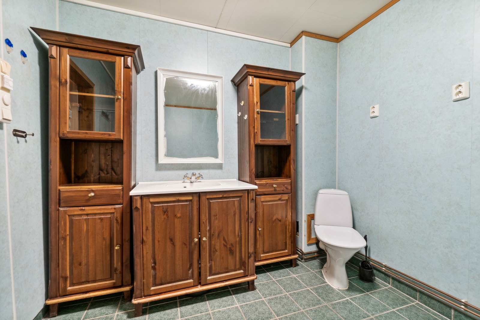 Badet av eldre dato, og er utstyrt servant med oppbevaringsskap, frittstående toalett og et hjørnebadekar. Boligen har et praktisk separat vaskerom med wc i 1.etasje. Galleribilde