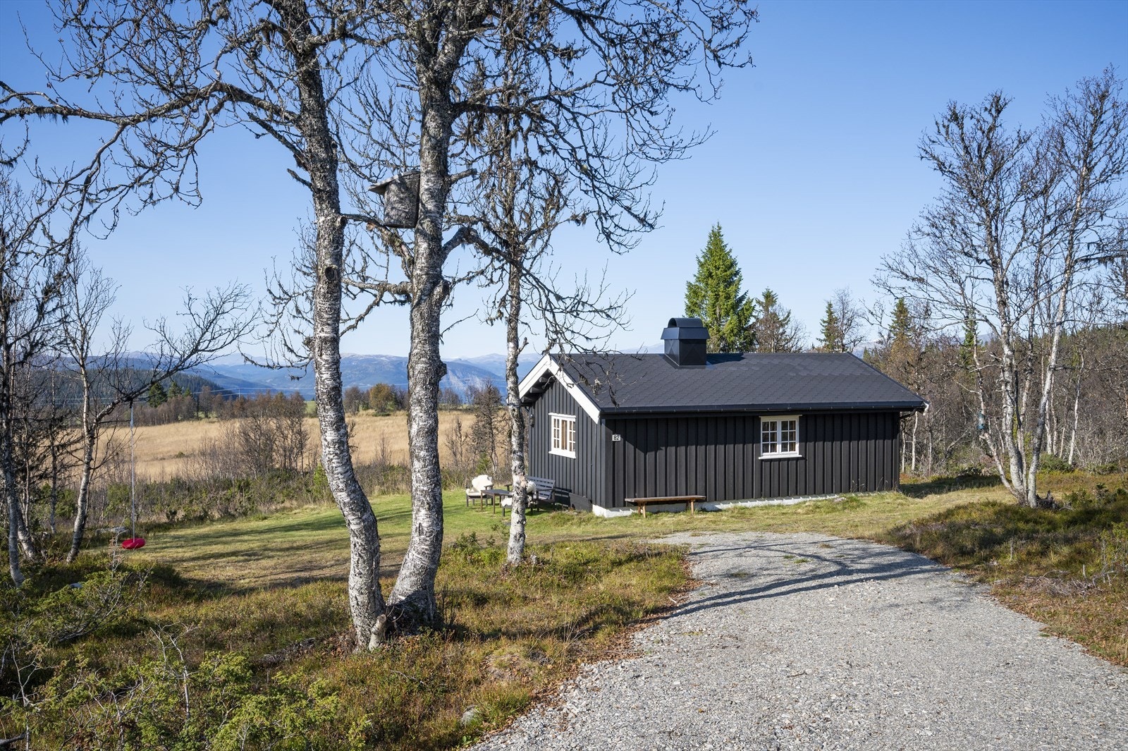 Eiendommen ligger usjenert og tilbaketrukket til i rolige Skarvvegen som er en blindveg. Galleribilde