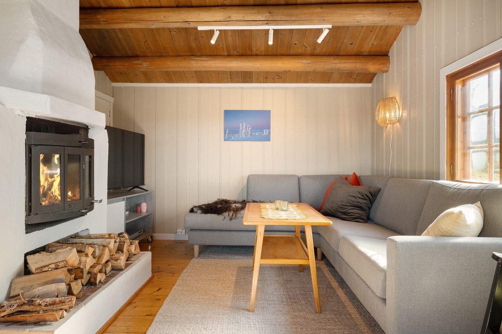 Peis med innsats skaper lun og god stemning. god plass til tv ved siden av. Galleribilde