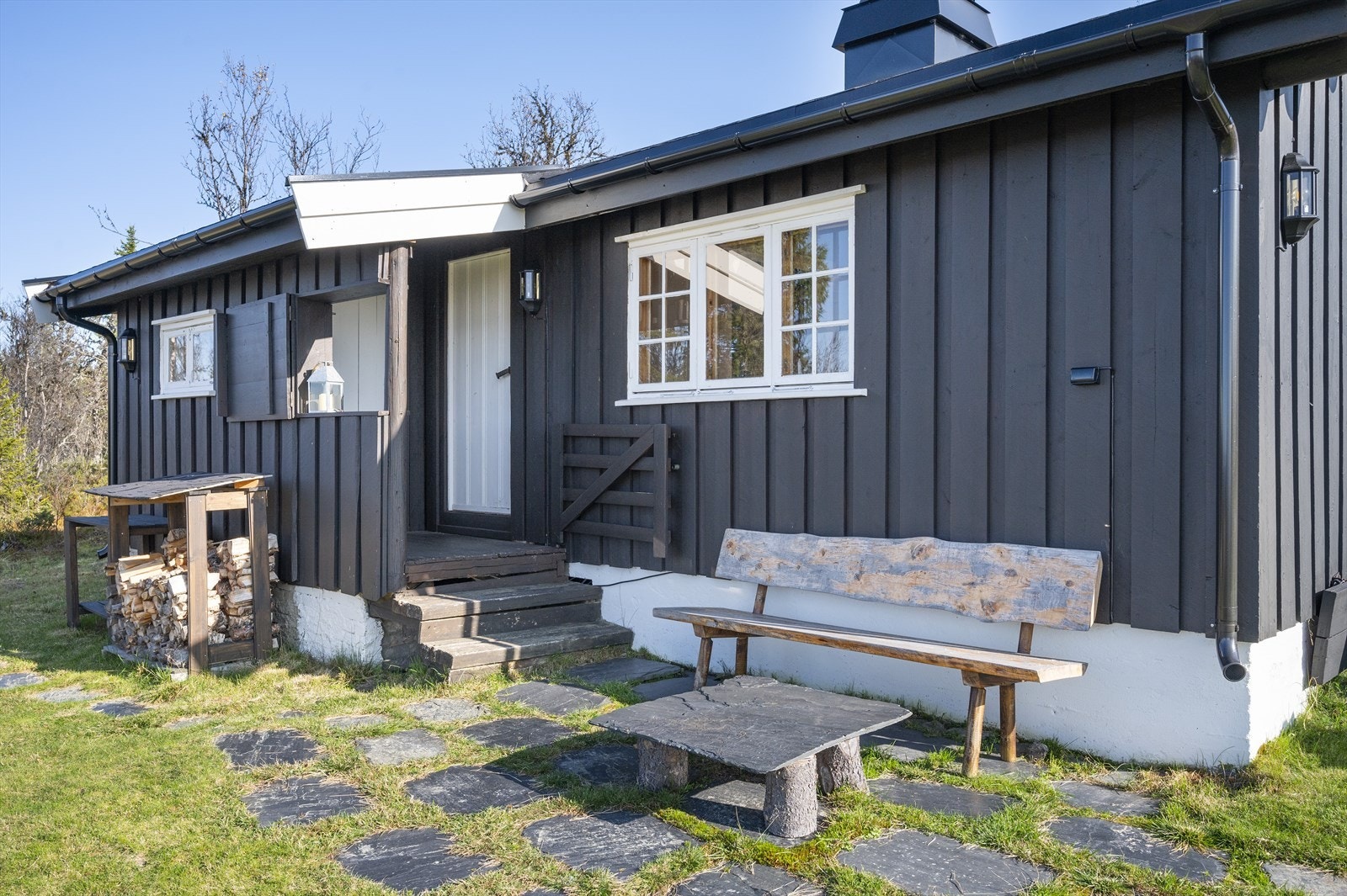 Overbygd inngangsparti med tilgang til utvendig bod. Galleribilde