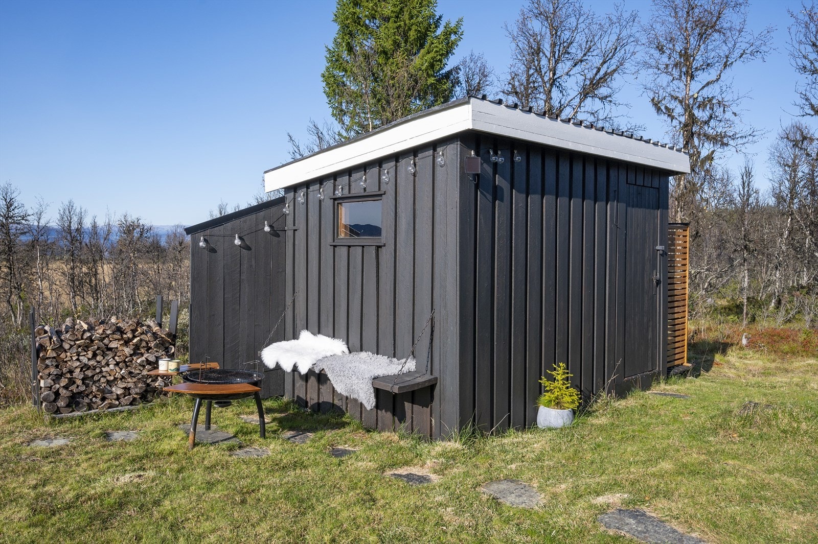 Uthus for ved og redskap samt utedo. Galleribilde