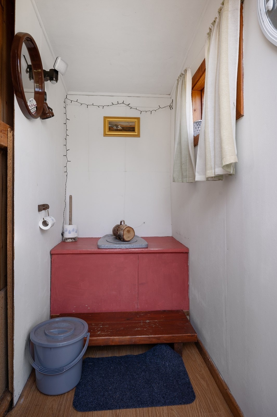 Utedo i uthuset Galleribilde