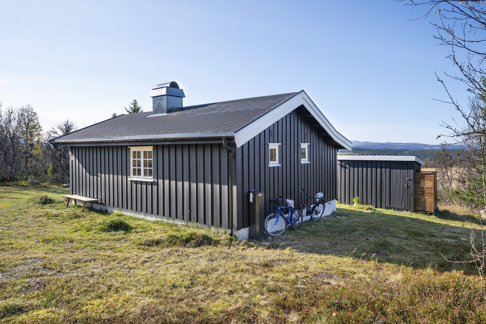 Eiendommen har helårsveg og innlagt strøm. Galleribilde