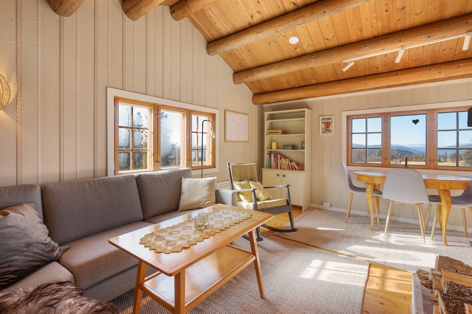 Stue er lys og trivelig. Flott utsikt innover fjellene. Galleribilde