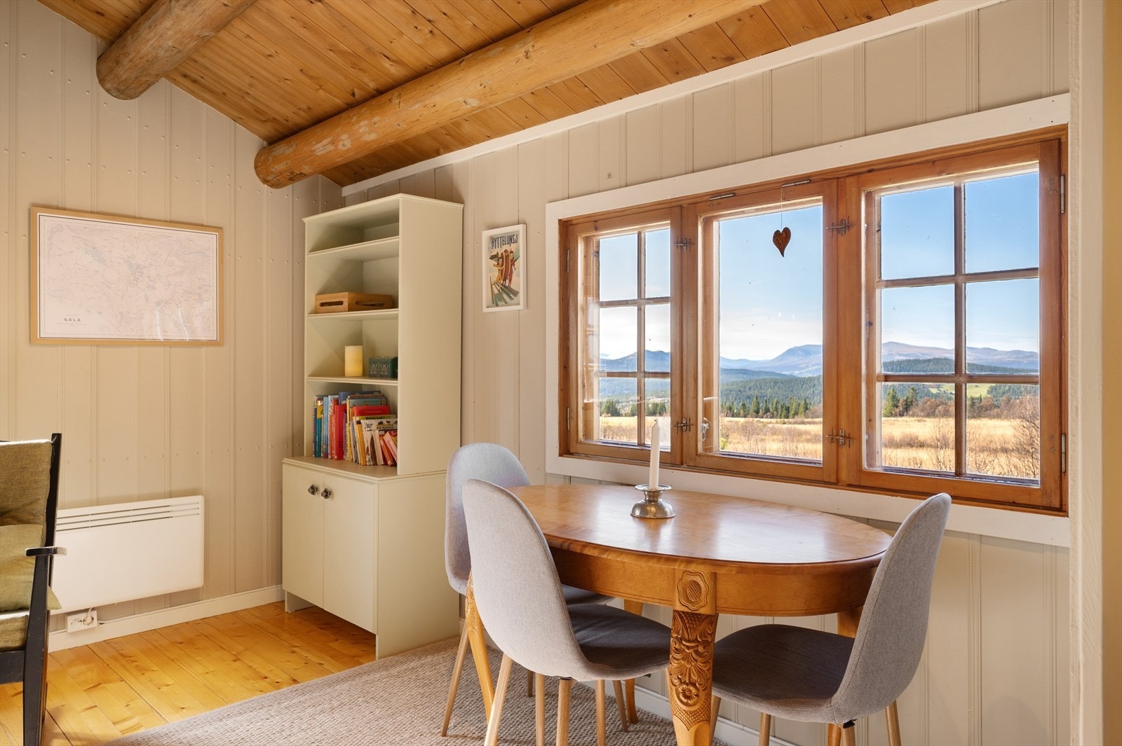 Spiseplassenhar flott utsikt utover fjellheimen og er praktisk plassert mellom stue og kjøkken. Galleribilde