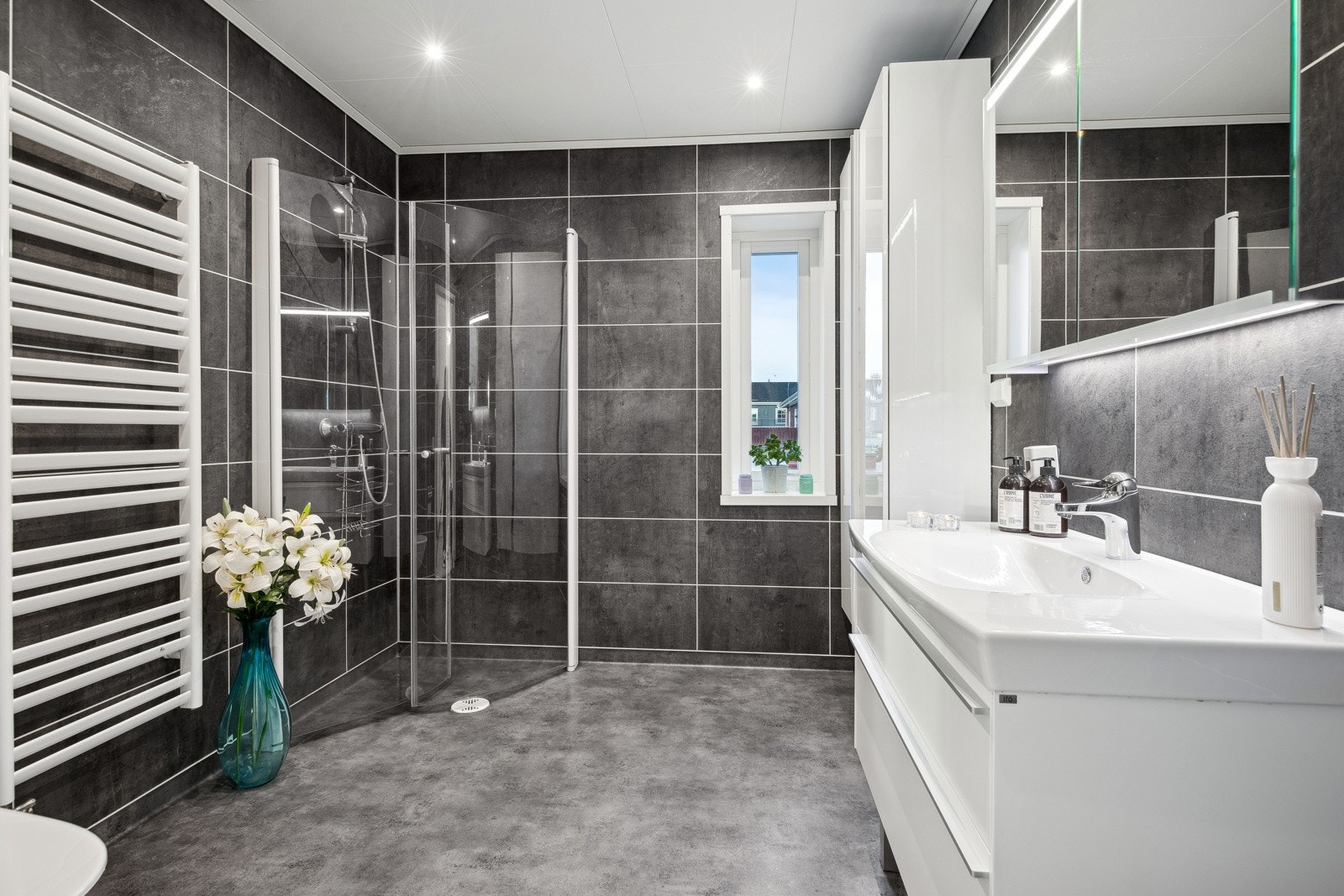 Baderommene er fra byggeår(2021). Galleribilde