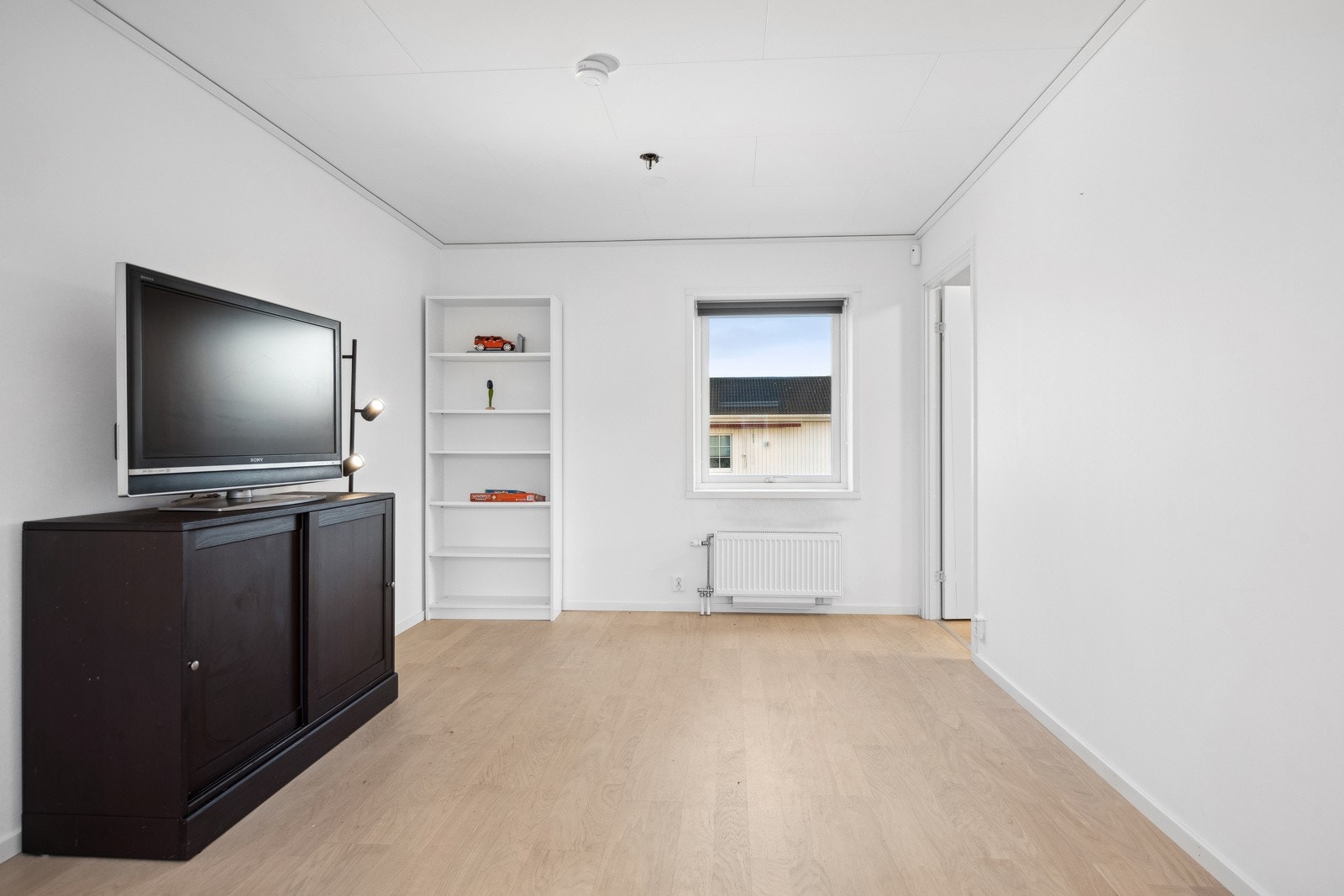 Boligen har en tilleggsstue med god plass til sofagruppe. Galleribilde