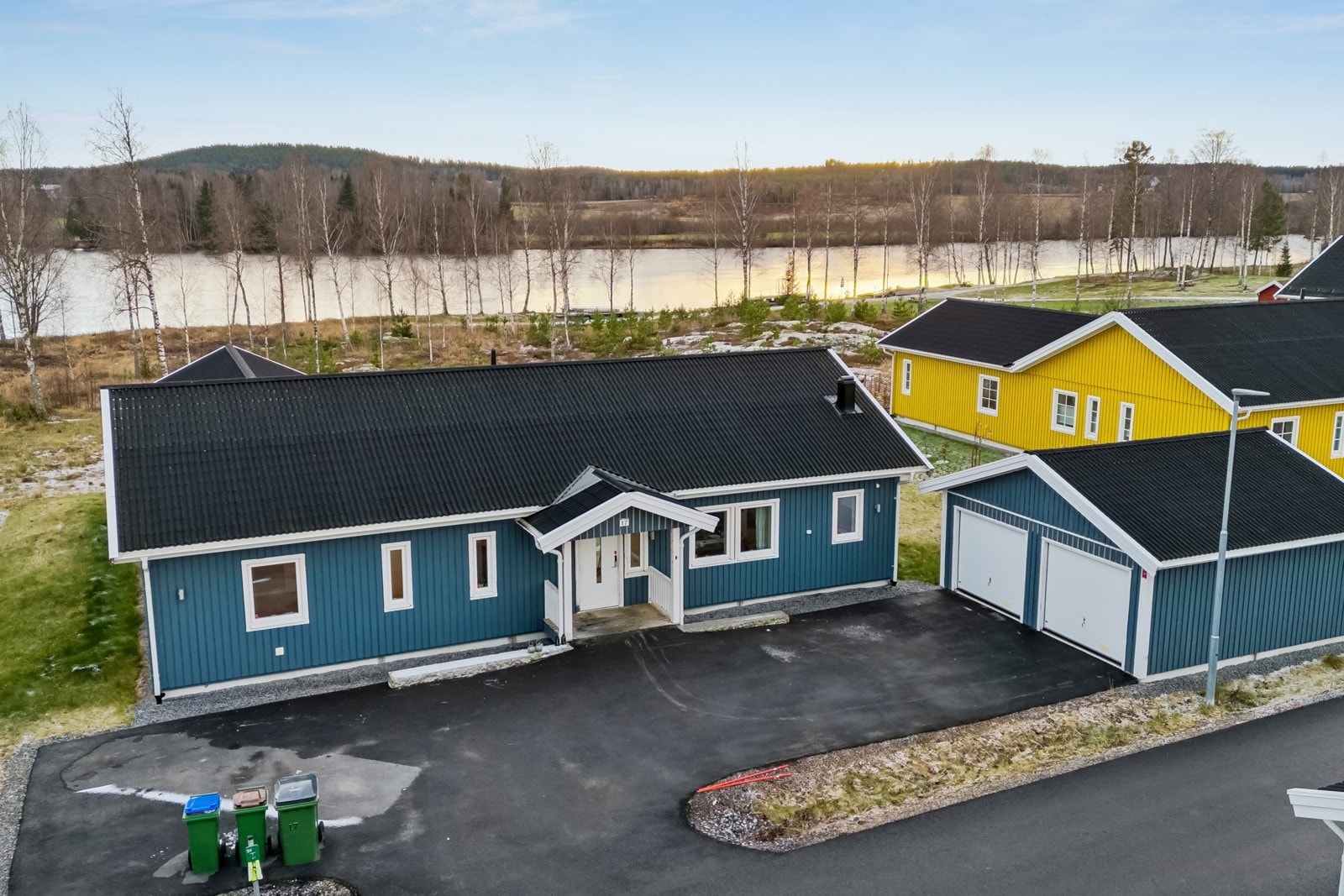 Boligen ligger i et nyere boligfelt på Oppakermoen. Galleribilde