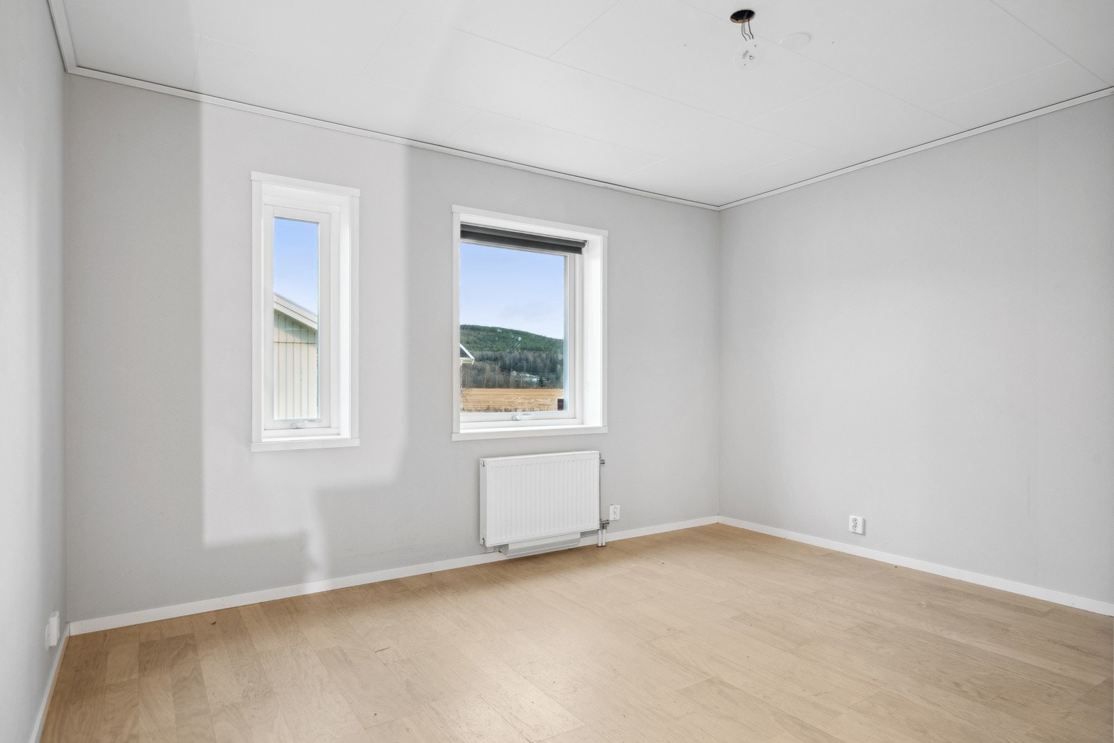 Soverom 2. Soverommene er malt i nøytrale farger som gjør det enkelt å innrede etter eget ønske. Galleribilde