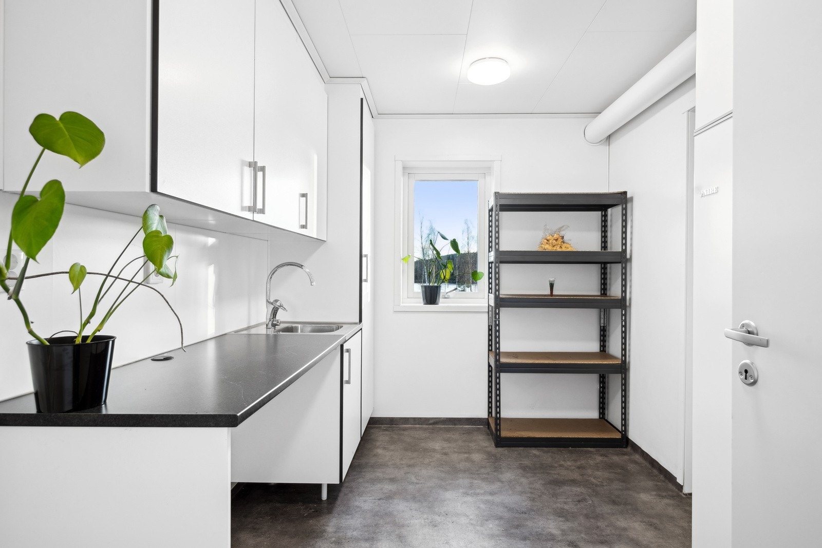 Boligen har et adskilt vaskerom med egen inngangsdør ? perfekt for barnefamilier, med god plass til møkkete sko og klær etter en dag ute. Galleribilde