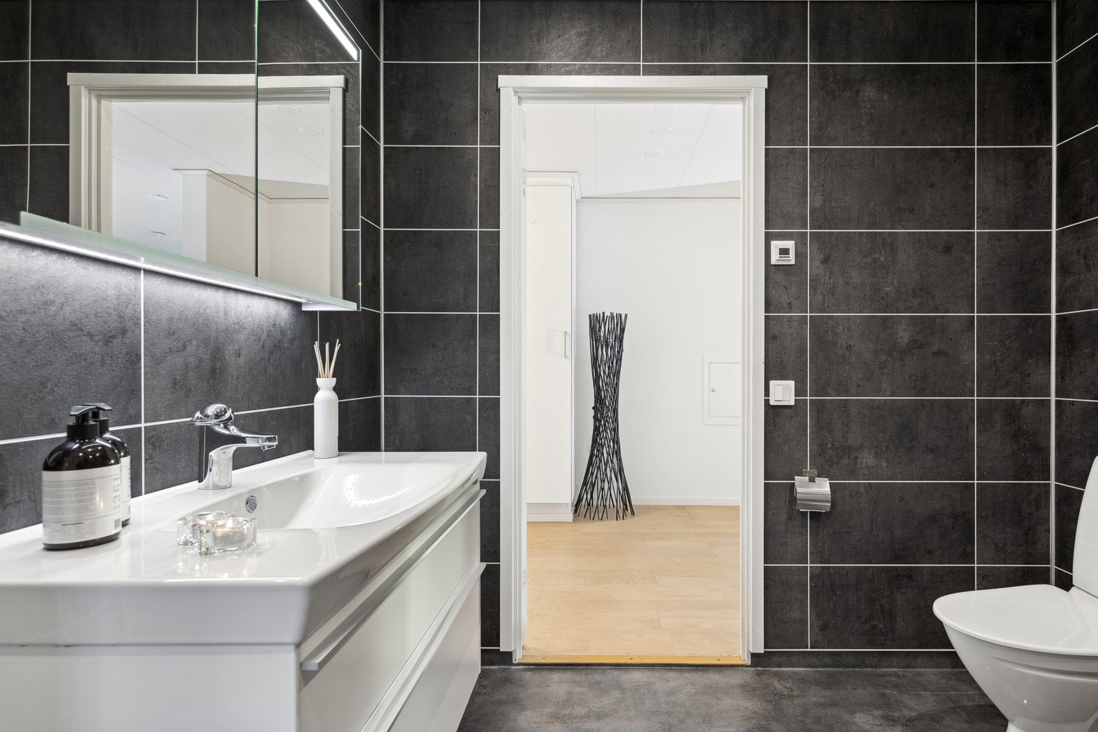 Bad med downlights gir et stilrent preg med en behagelig belysning. Galleribilde