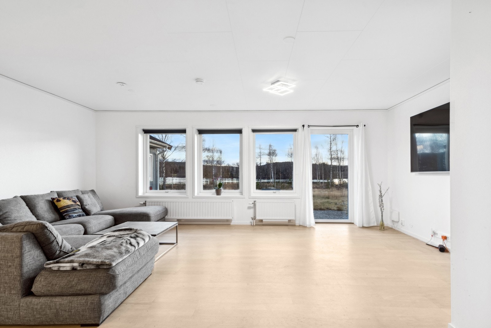 Boligen er utstyrt med vannbåren varme til radiatorer som gir en behagelig temperatur året rundt. Galleribilde