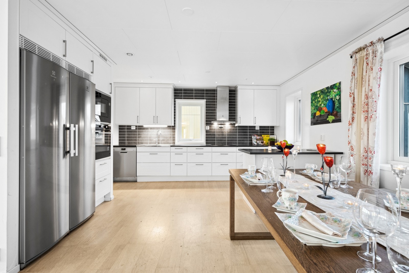 Boligen har en praktisk planløsning med en åpen vinkelløsning mellom stue og kjøkken. Galleribilde