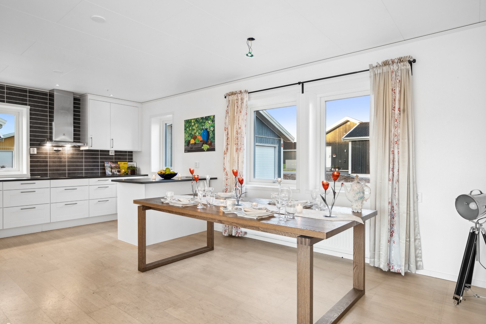 Den praktiske planløsningen gir god plass til spisestue for hele familien. Galleribilde