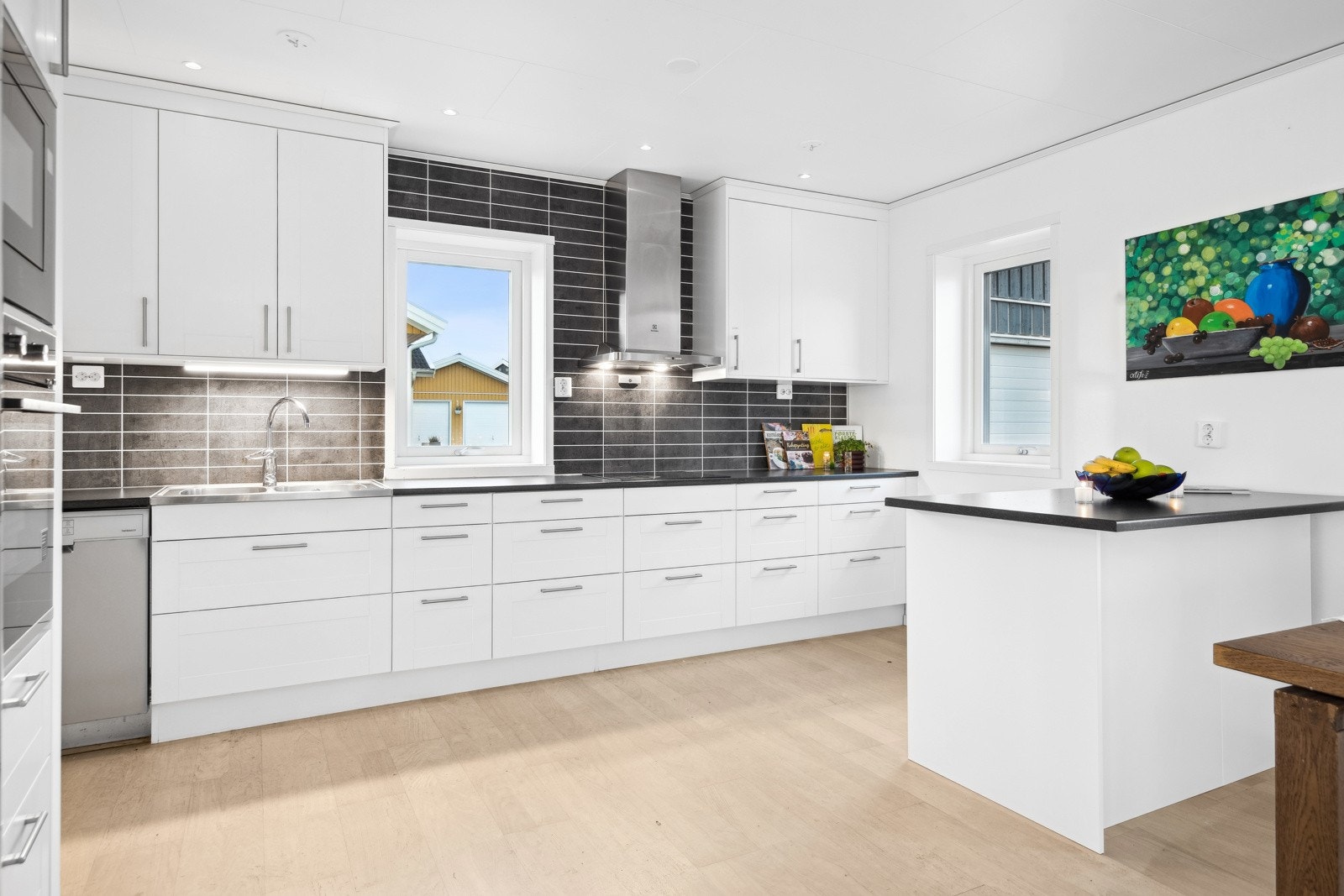 Kjøkkenet er tidløst med profilerte fronter og kjøkkenøy. Galleribilde