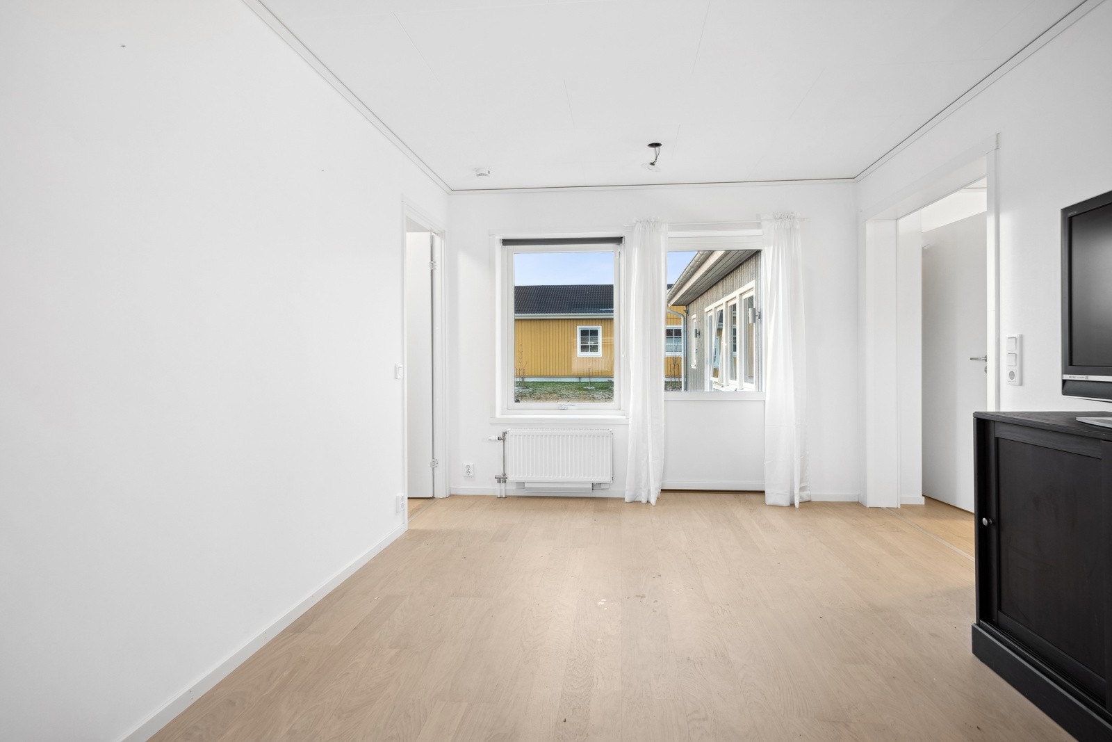 Fra tilleggsstuen er det utgang til herlig uteområder. Galleribilde