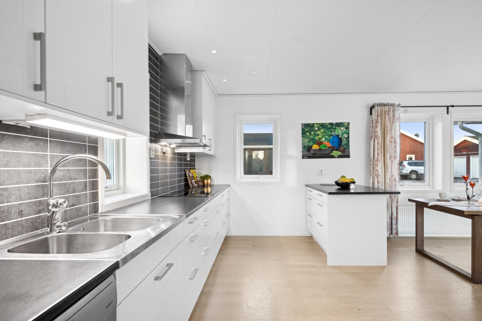 Her er det rikelig med skapplass og gode arbeidsflater. Galleribilde