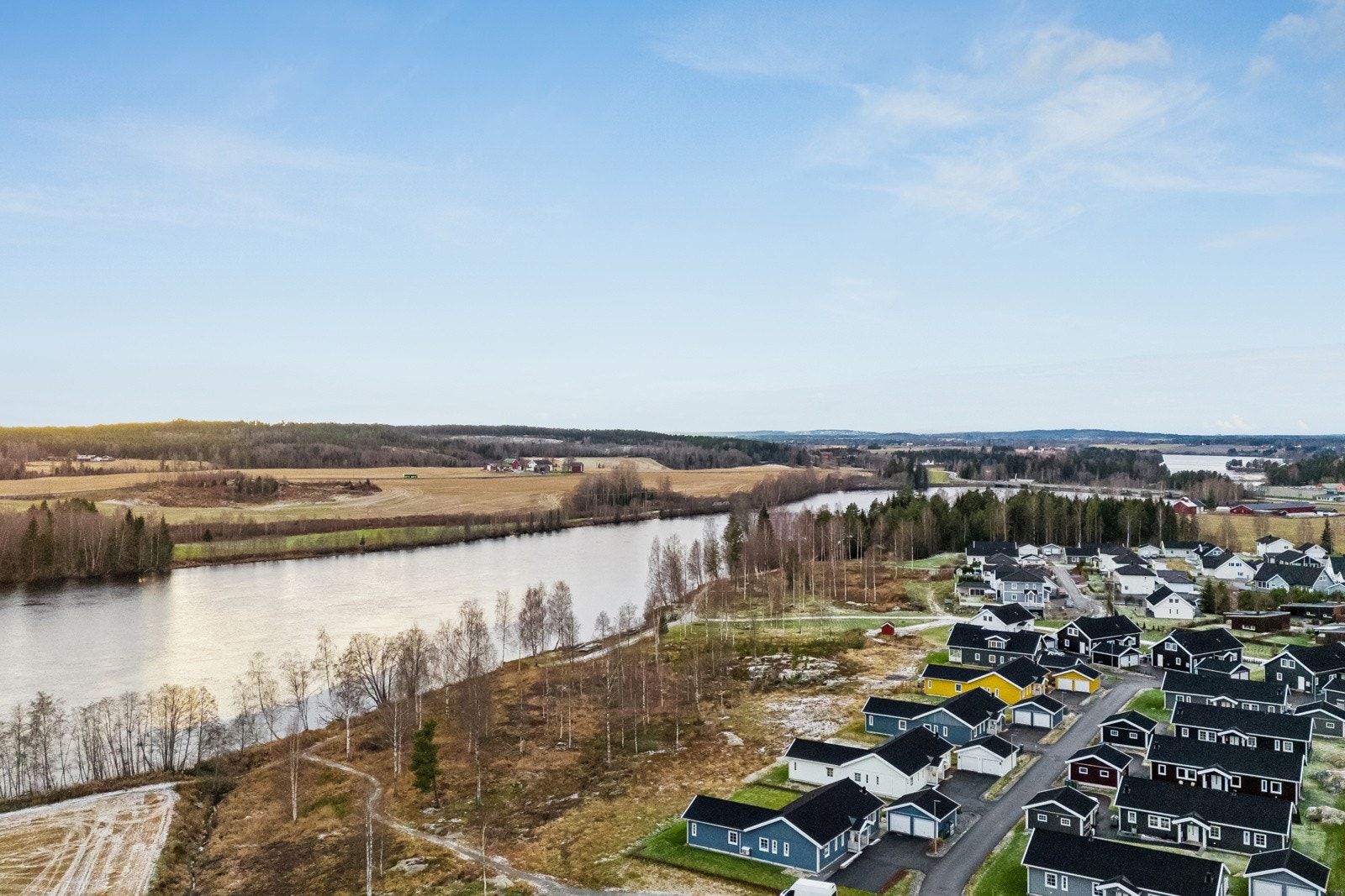 Glomma har mange flotte badestrender som er godt besøkt på sommeren, blant annet Daskerudstranda er en flott perle med både strand, svaberg og stupebrett. Galleribilde