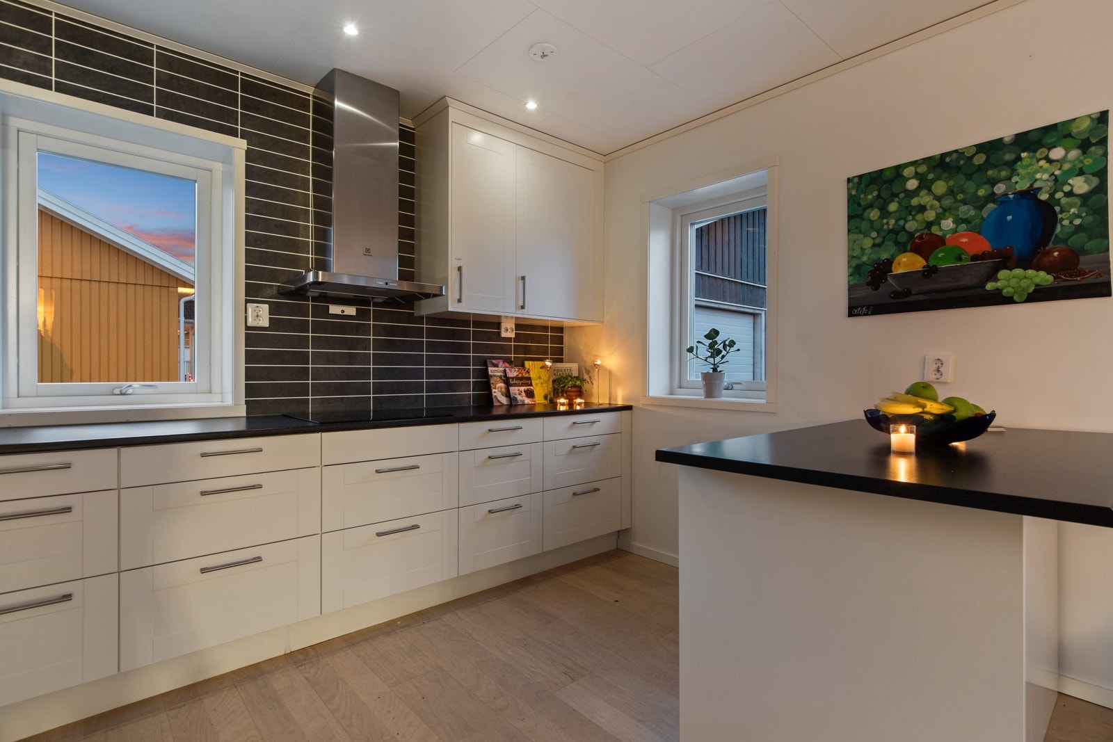 Dette er en innholdsrik enebolig over et plan beliggende i et nyere boligområde i naturskjønne omgivelser på Oppakermoen. Galleribilde