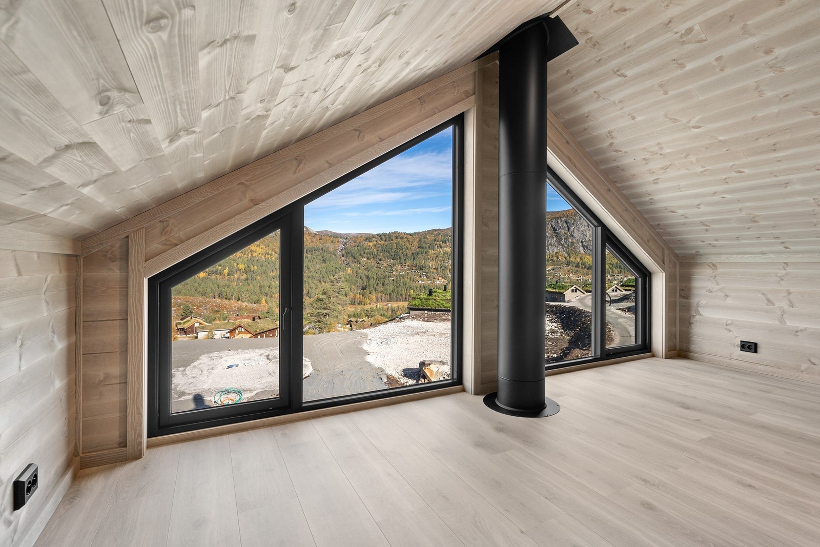 Flotte vinduer som går i stil med resten av bebyggelsen, og som gir godt med lysinnslipp. Galleribilde