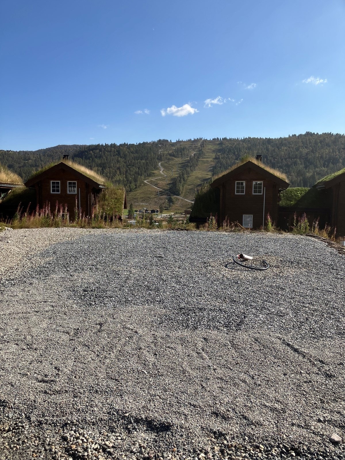 Hytten vil gå en meget god og solrik beliggenhet med alt du har behov for like i nærheten. Galleribilde