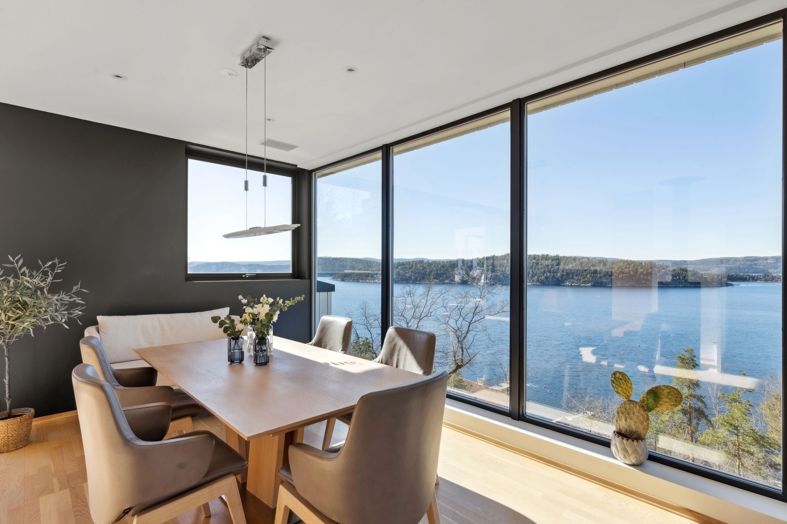 Godt familiehus med høy standard og svært god planløsning. Se på denne spisestuen! Galleribilde