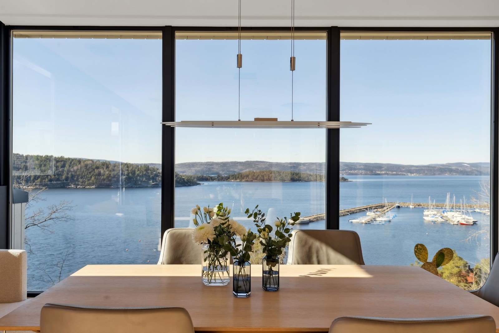 Rålekker funkis enebolig med eksepsjonell flott beliggenhet og følelsen av å sveve over fjorden! Galleribilde