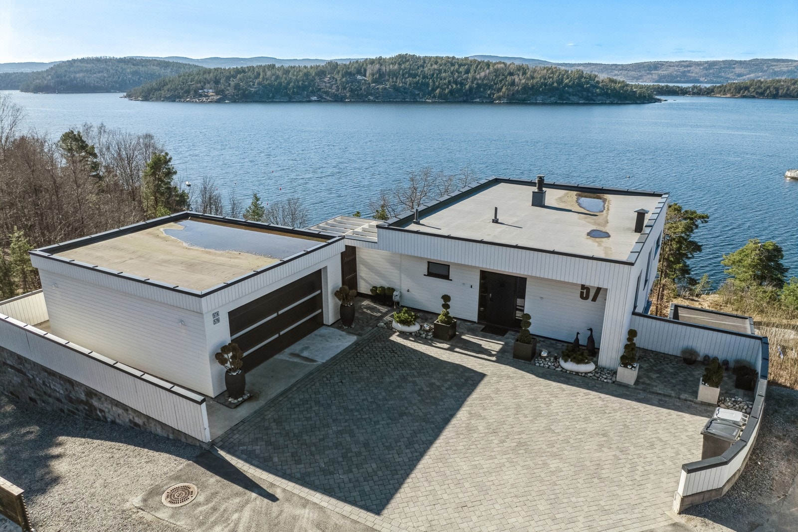 Usjenert og fint beliggende med sti rett inn til flotte turområder og sjøen og badestrand rett nedenfor Galleribilde