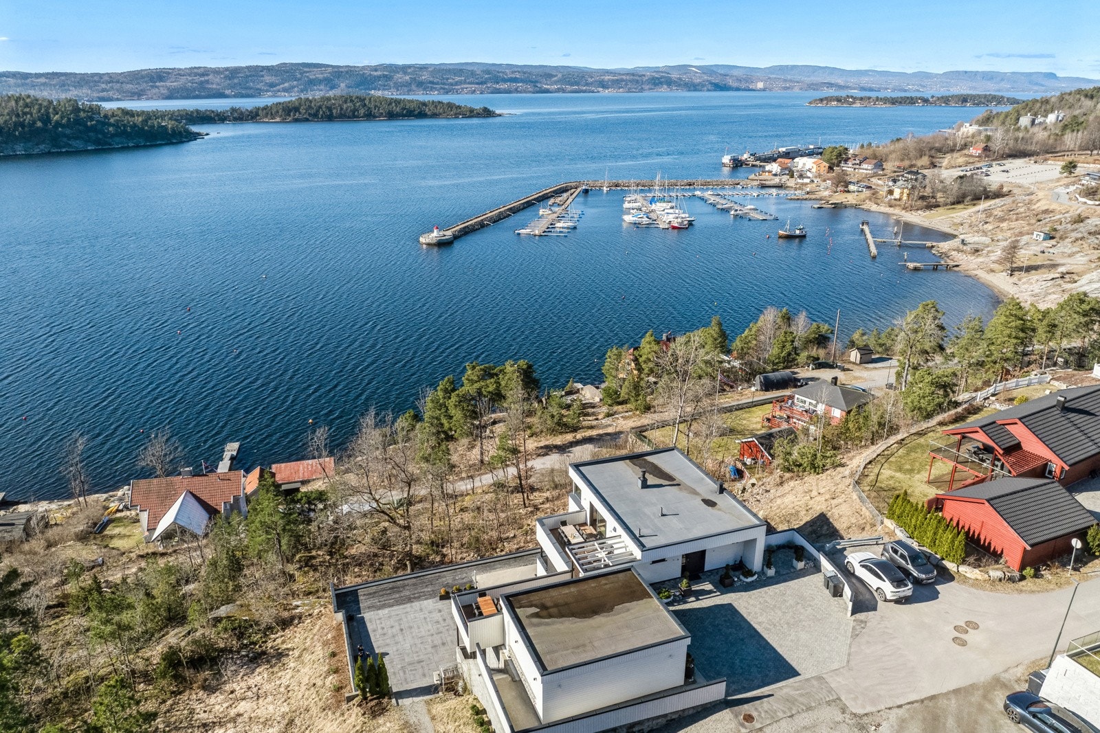 Perfekt beliggenhet for båt- og strandliv samt turer både i marka og på Kyststien langs sjøen. Galleribilde